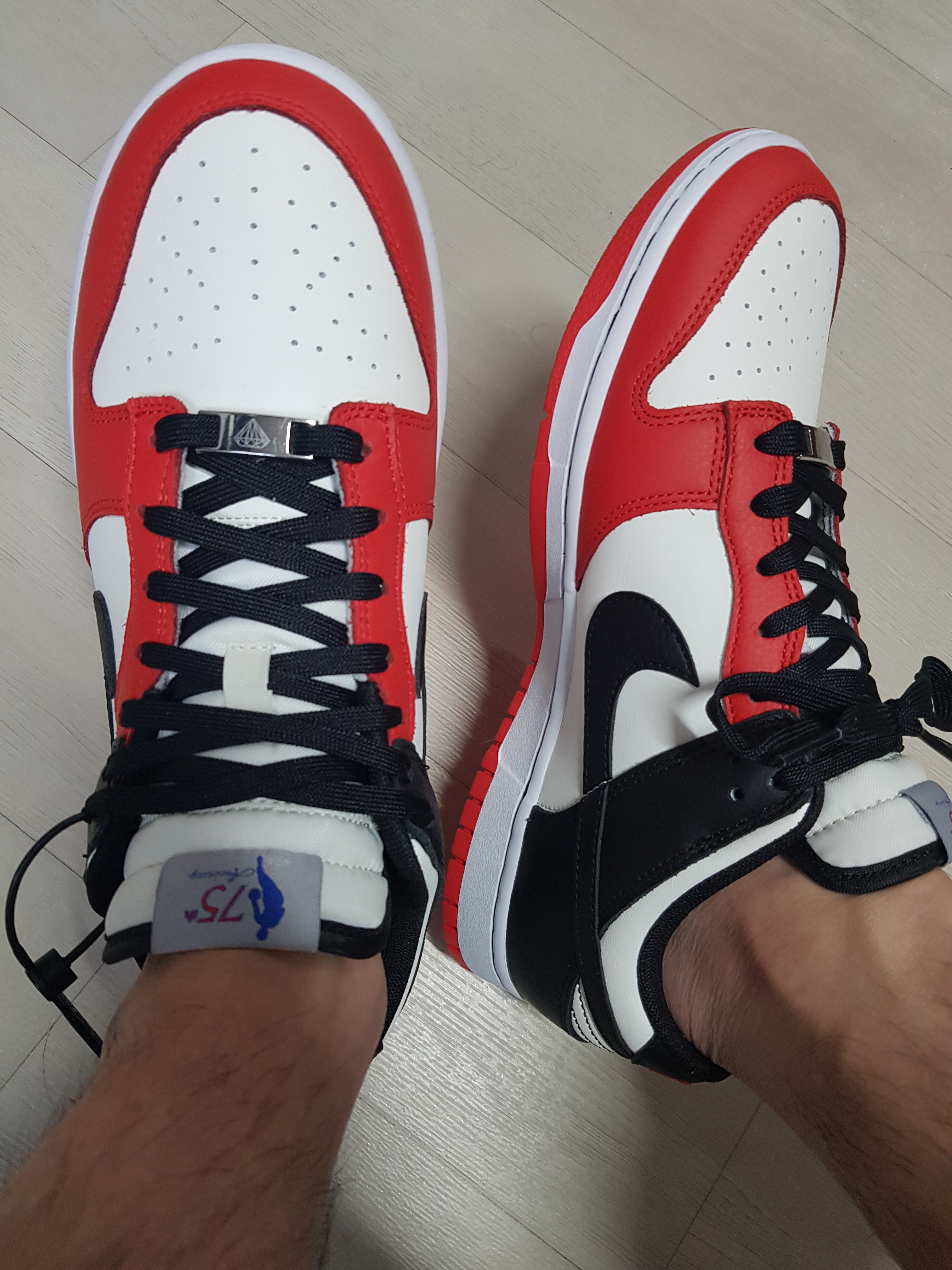 Nike x NBA Dunk Low Retro EMB Black and Chile Red 착용 스타일