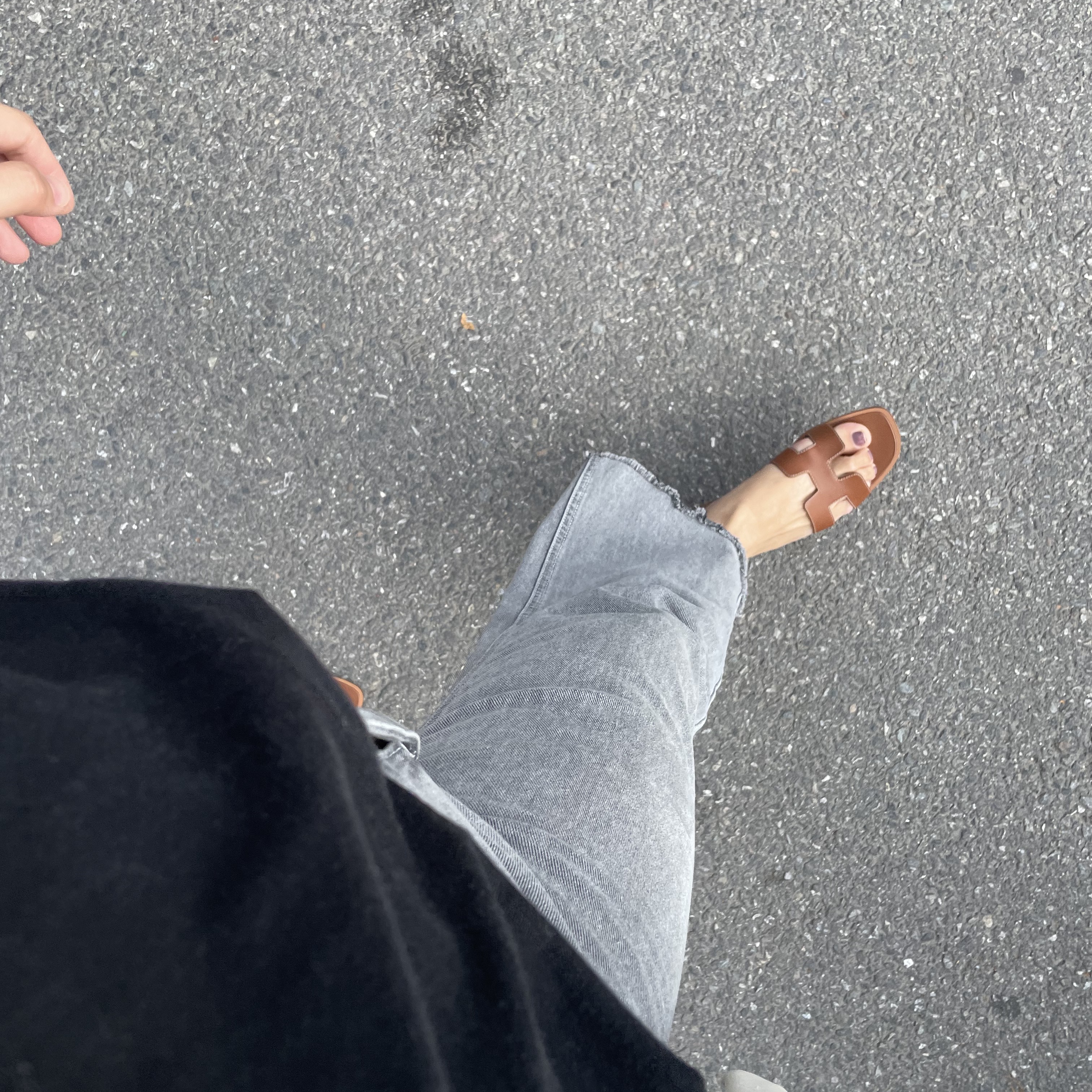 (W) Hermes Oran Sandal Calfskin & Gold Piqures Ecrues 착용 스타일 - 3