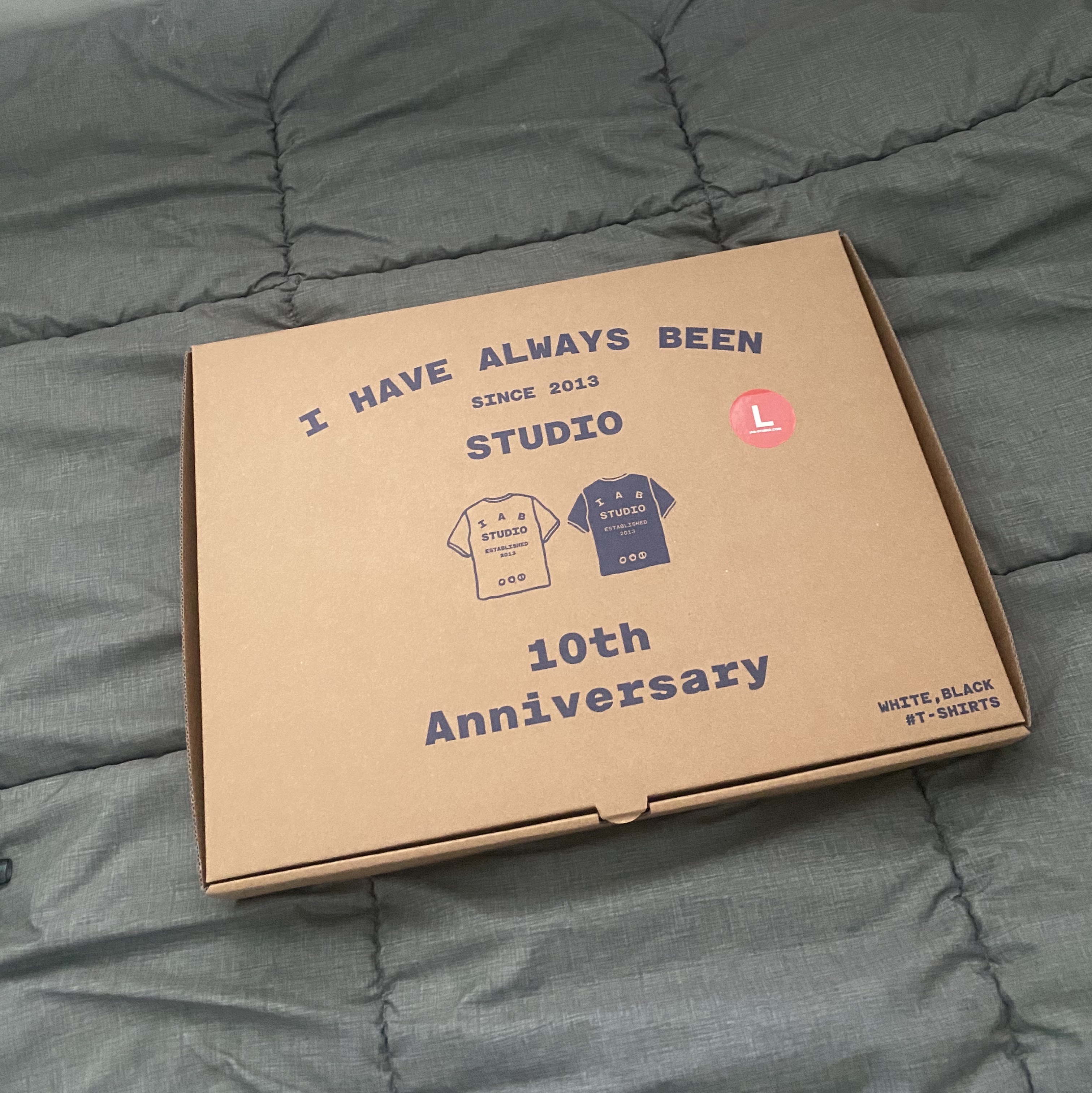 IAB Studio 10th Anniversary T-Shirts Pack White & Black (2 Pack) 착용 스타일 - 1