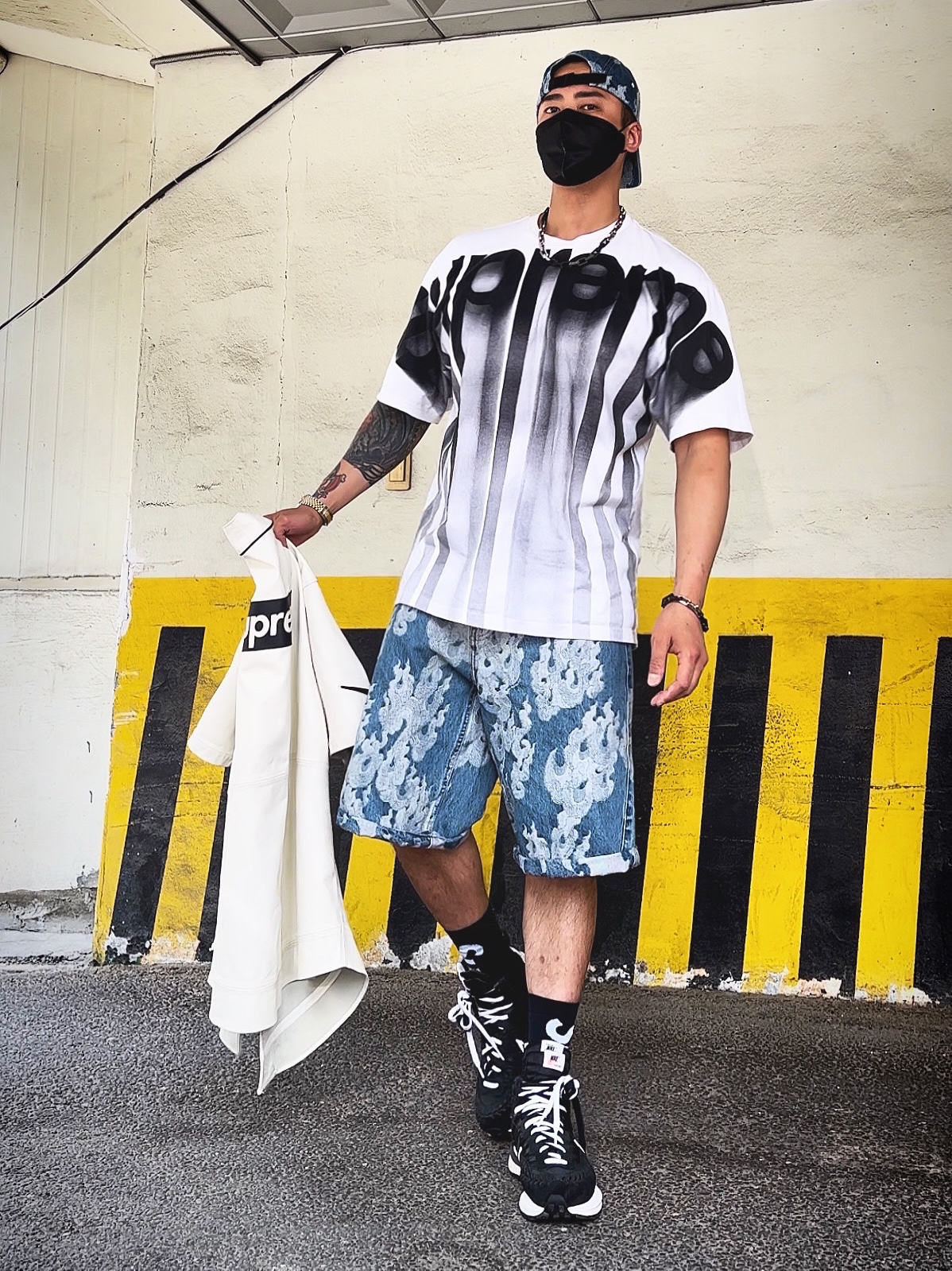Supreme Flames Jacquard Denim Camp Cap Washed Indigo - 23SS, Supreme Flames Jacquard Baggy Denim Shorts Washed Indigo - 23SS 착용 스타일 - 2