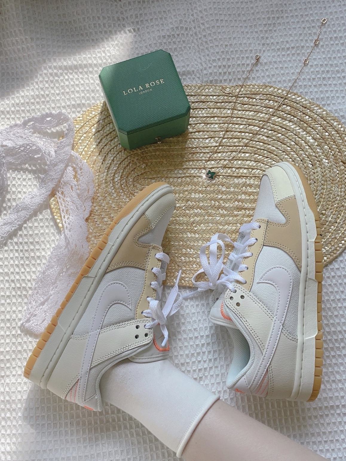 Nike Dunk Low SE Pale Vanilla and Sail 착용 스타일