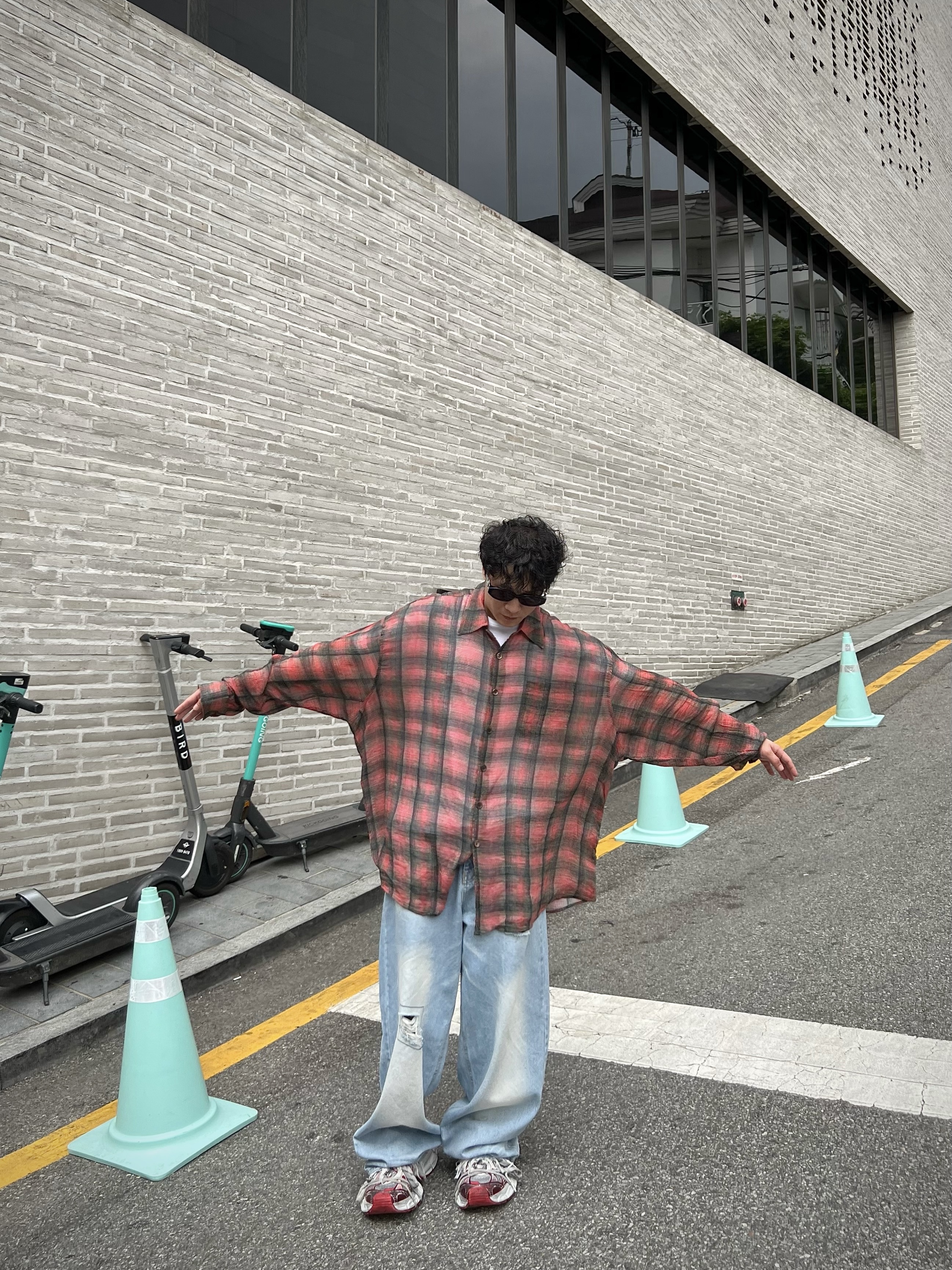 아워레가시 보로우드 셔츠 빅 럼버체크 프린트, 발렌시아가 3XL 스니커즈 화이트 레드 착용 스타일 - 1