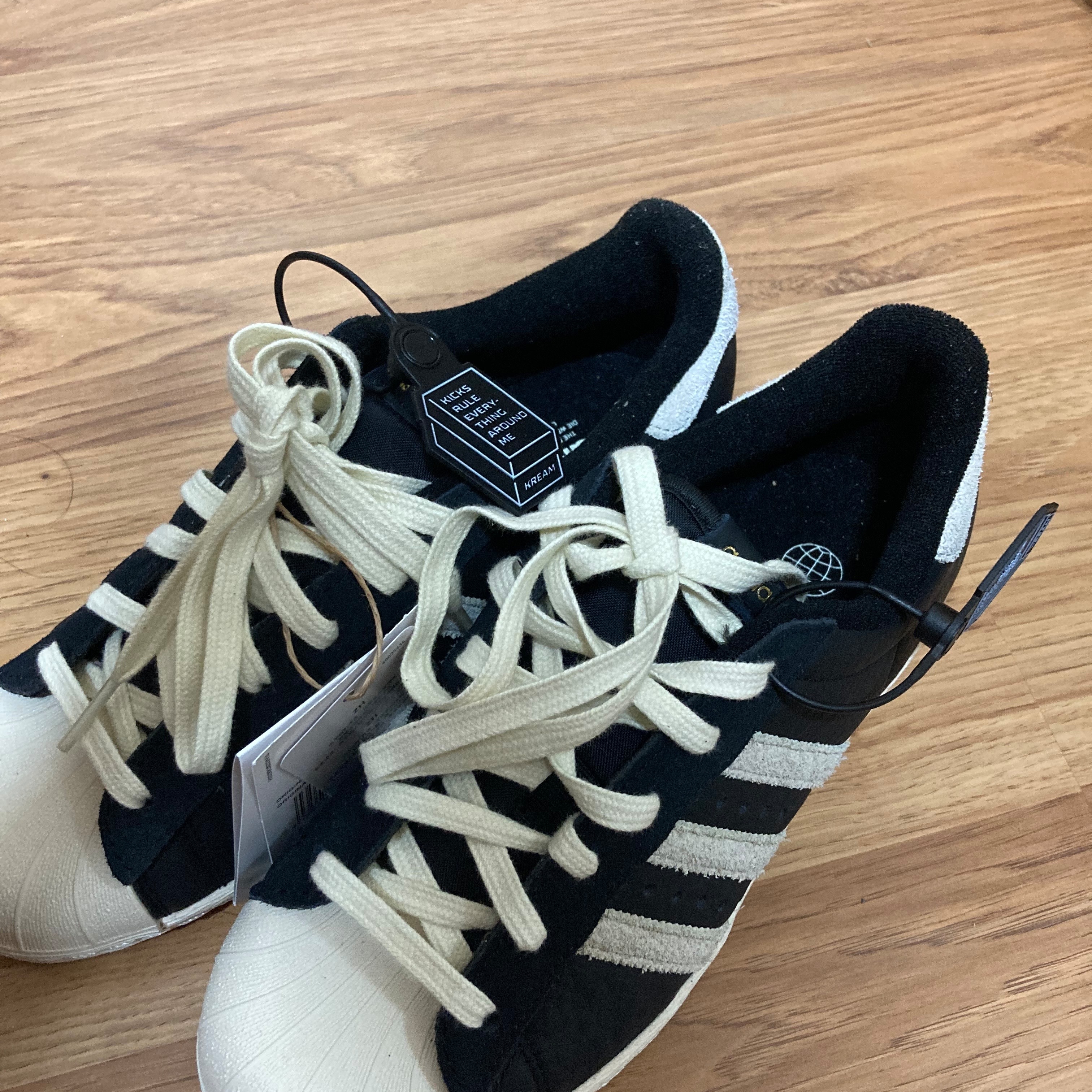 Adidas Superstar 82 Black White 착용 스타일 - 1