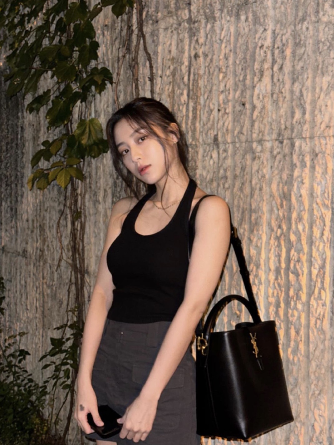 Saint Laurent Le 37 in Shiny Leather Black 착용 스타일 - 1
