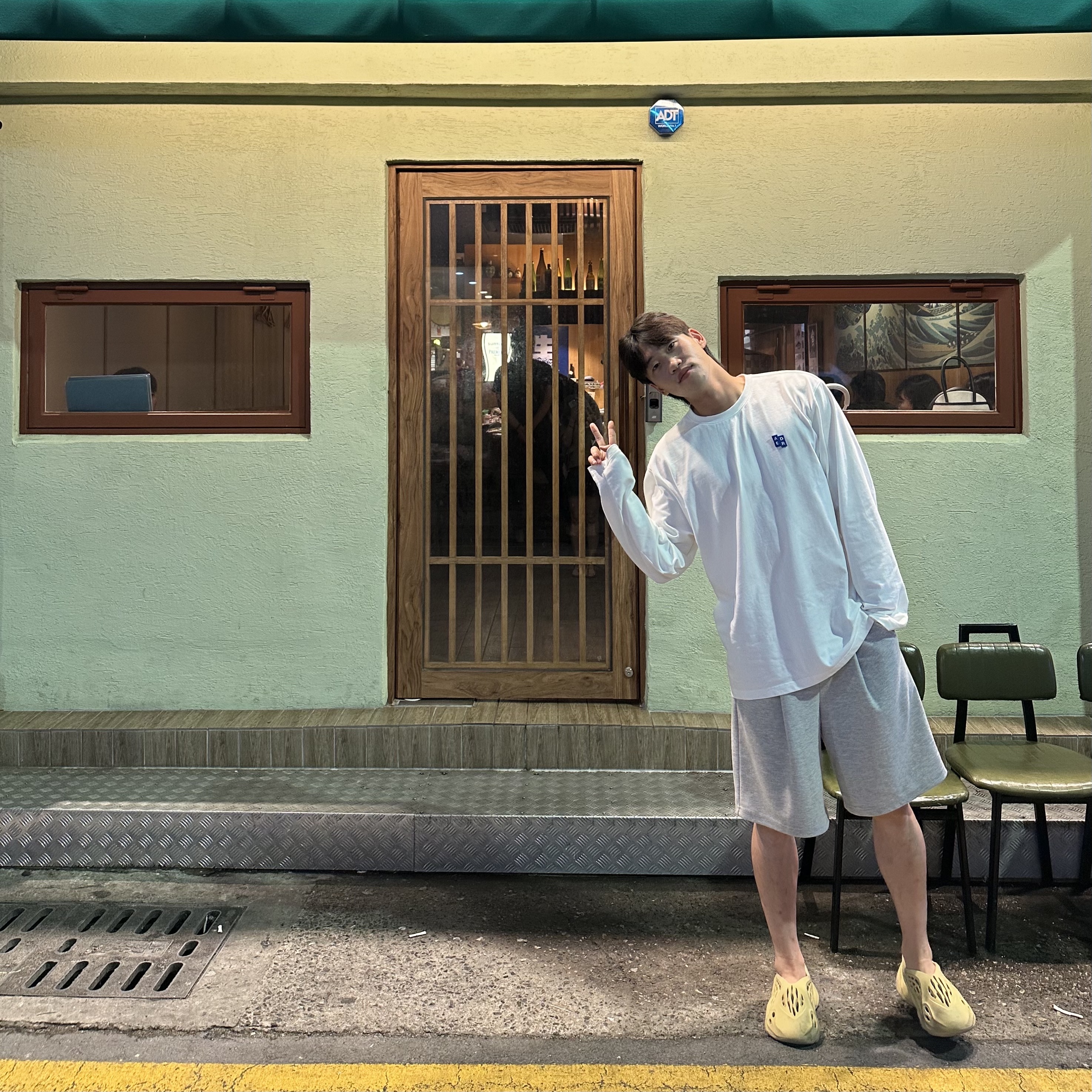 Ader Error Sig; TRS/BL Tag LS T-Shirt 01 Off White, Adidas Yeezy Foam RNNR Sulfur 착용 스타일