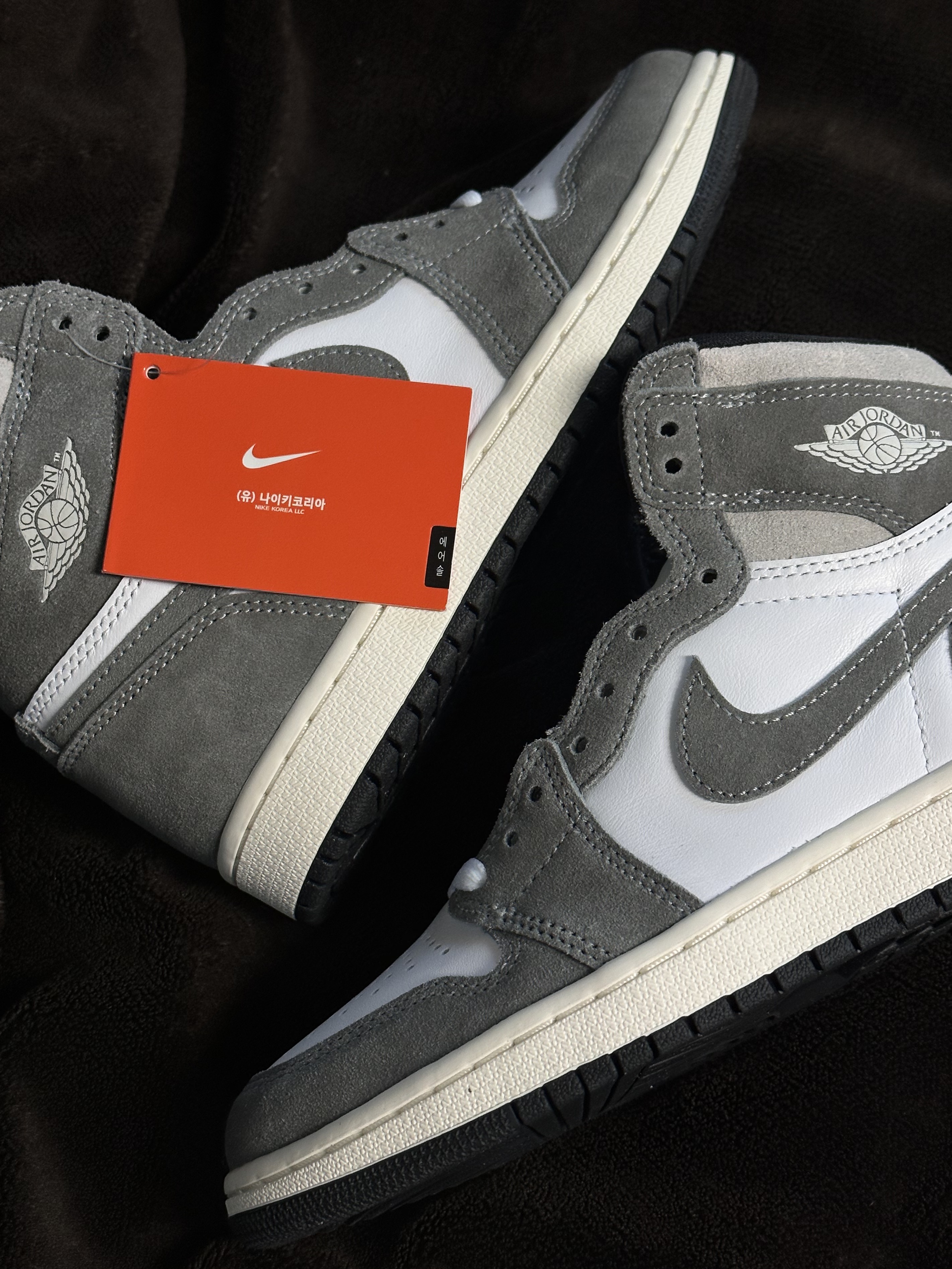 Jordan 1 Retro High OG Black and Smoke Grey 착용 스타일