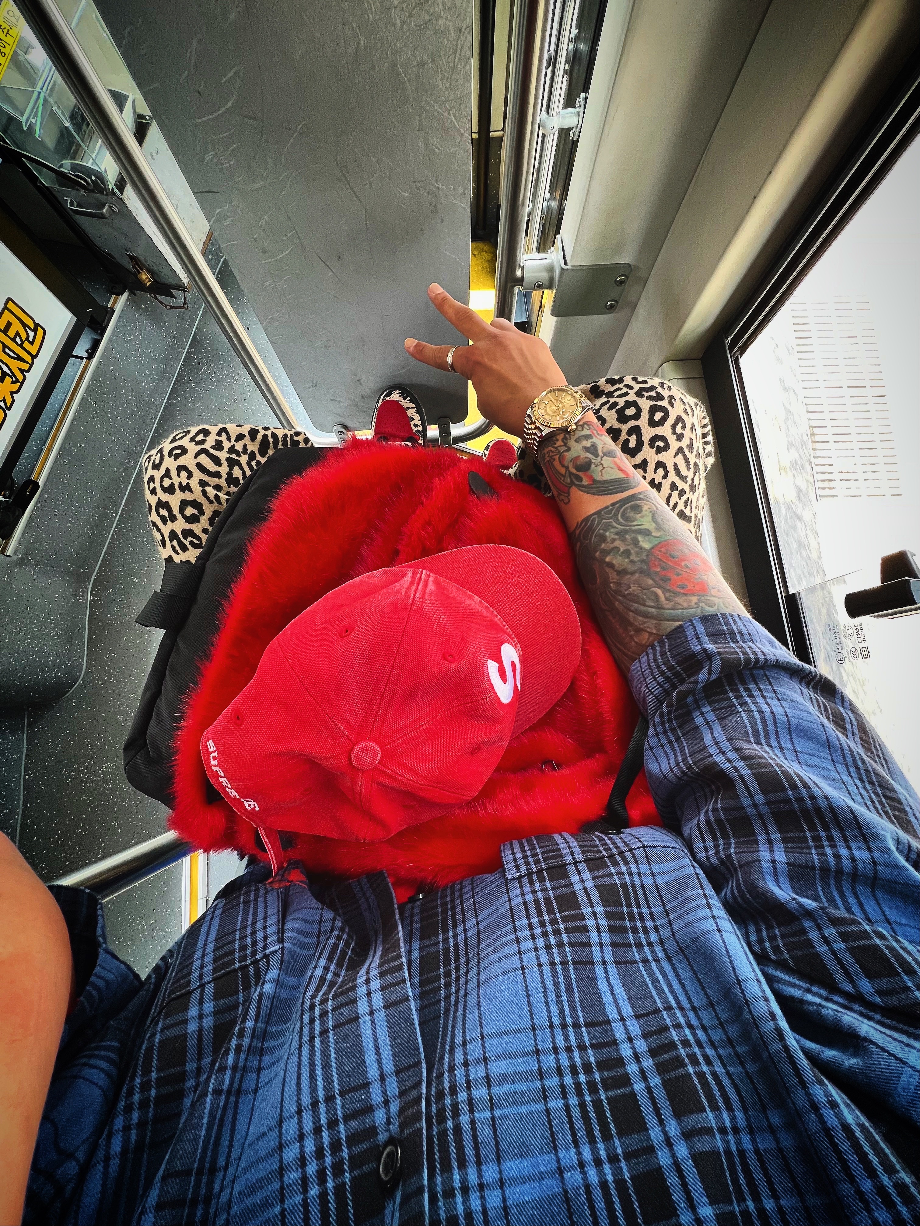Supreme Pigment Canvas S Logo 6-Panel Red - 23SS, Supreme x MLB Kanji Teams T-Shirt Yankees Red - 22FW 착용 스타일 - 2