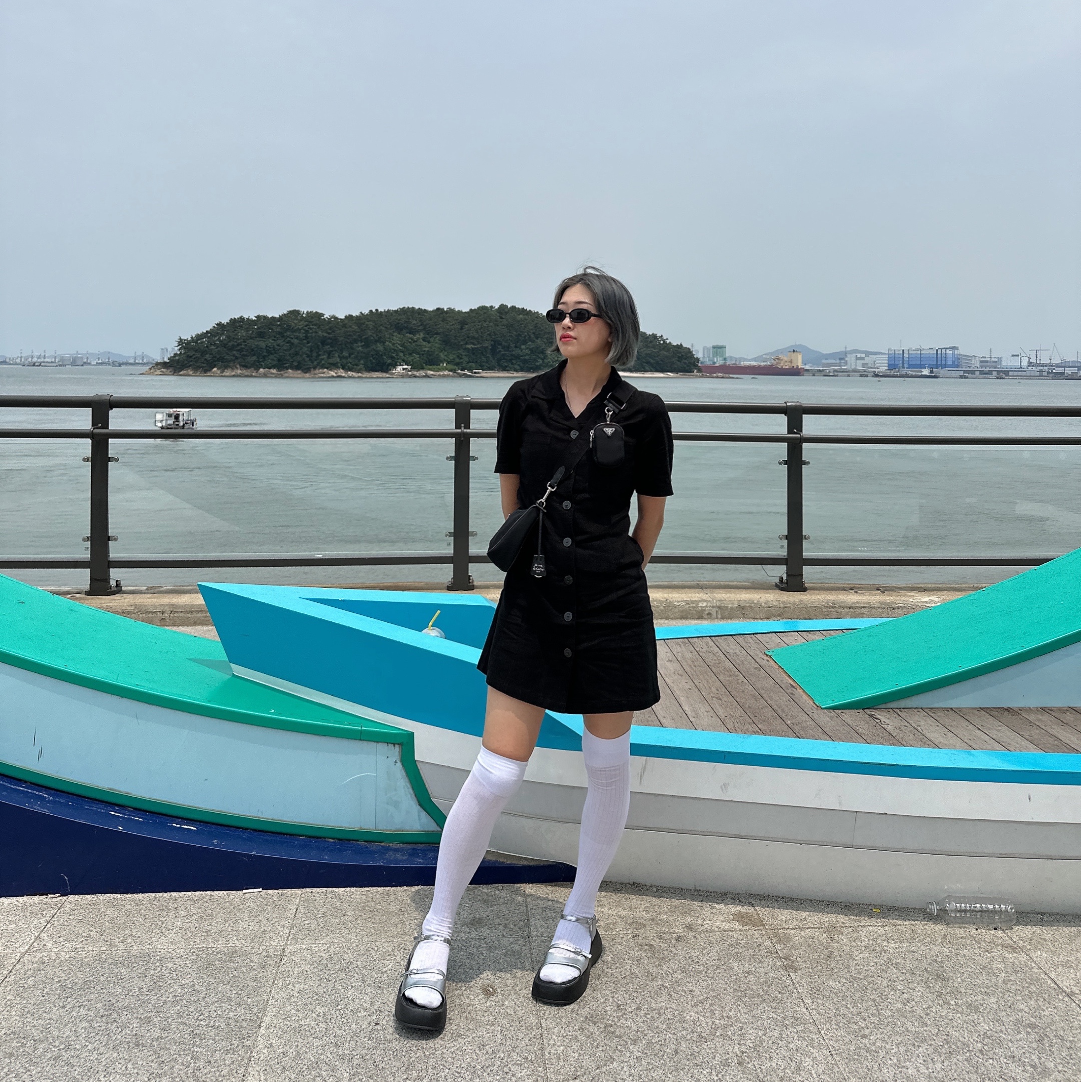 (W) Matin Kim Over Knee Socks White, Prada Re-Edition 2005 Re-Nylon Shoulder Bag Black 착용 스타일 - 3