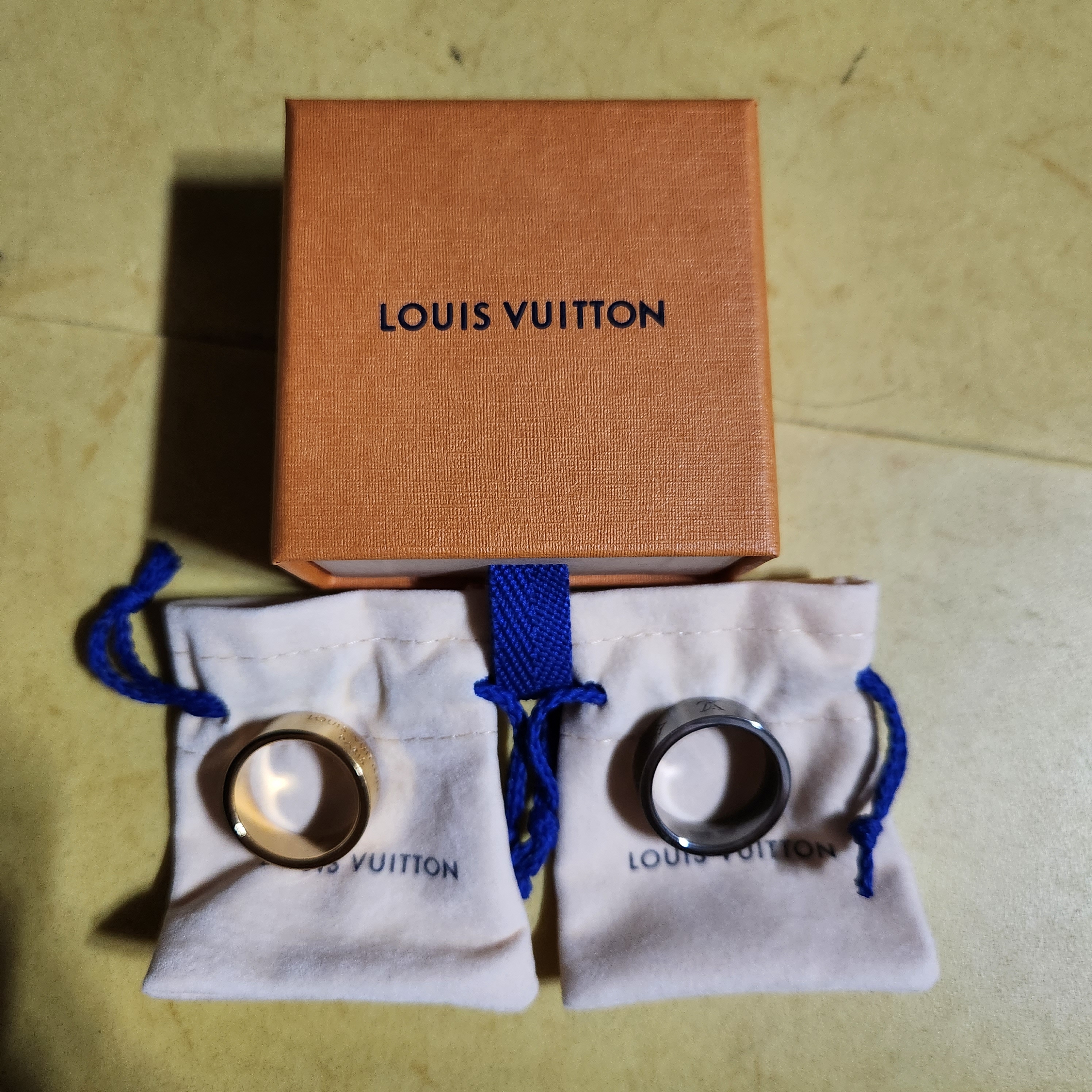 Louis Vuitton Instinct Rings Gold & Silver (Set of 2) 착용 스타일 - 1