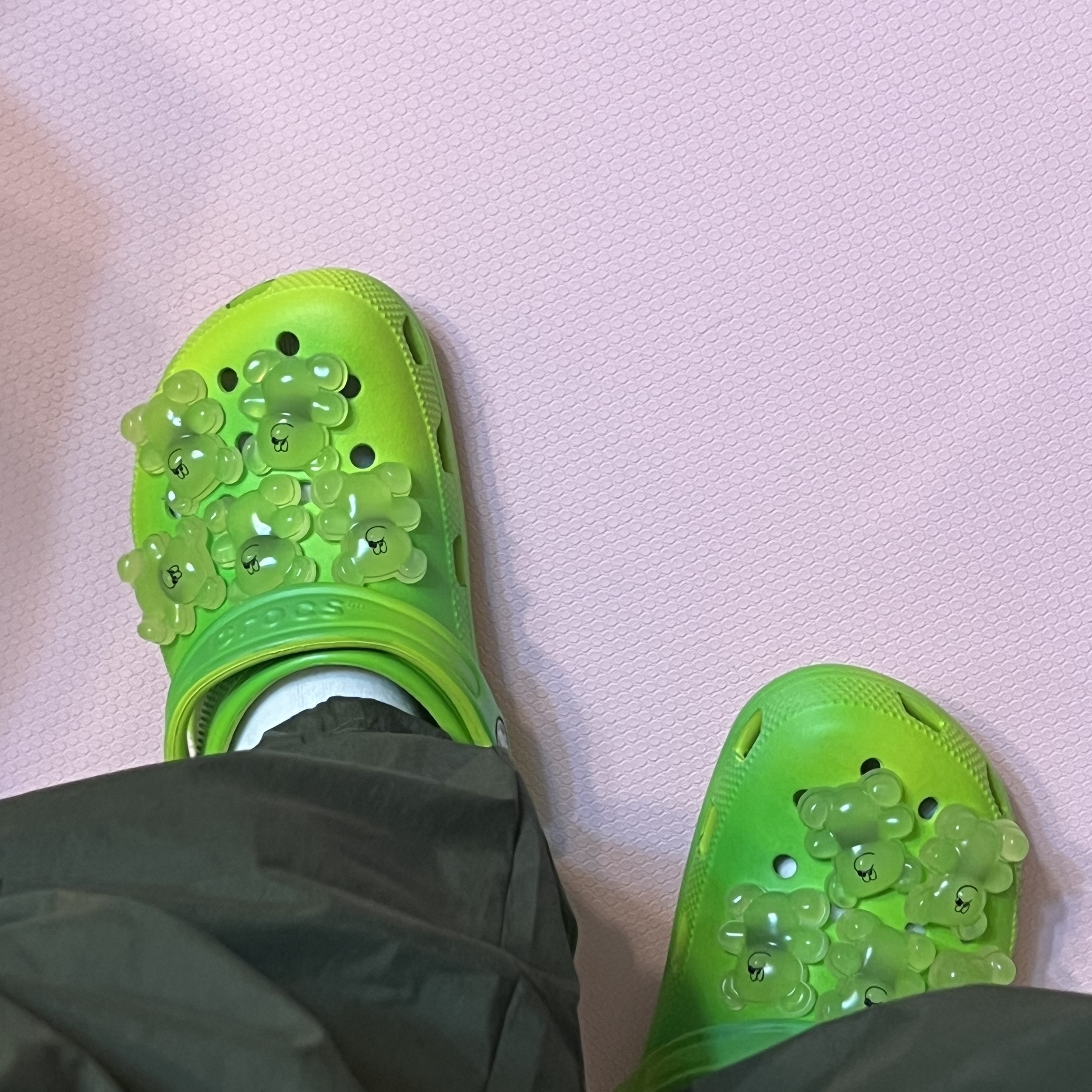Crocs x Lazy Oaf Classic Clog Frosted Alien Green 착용 스타일