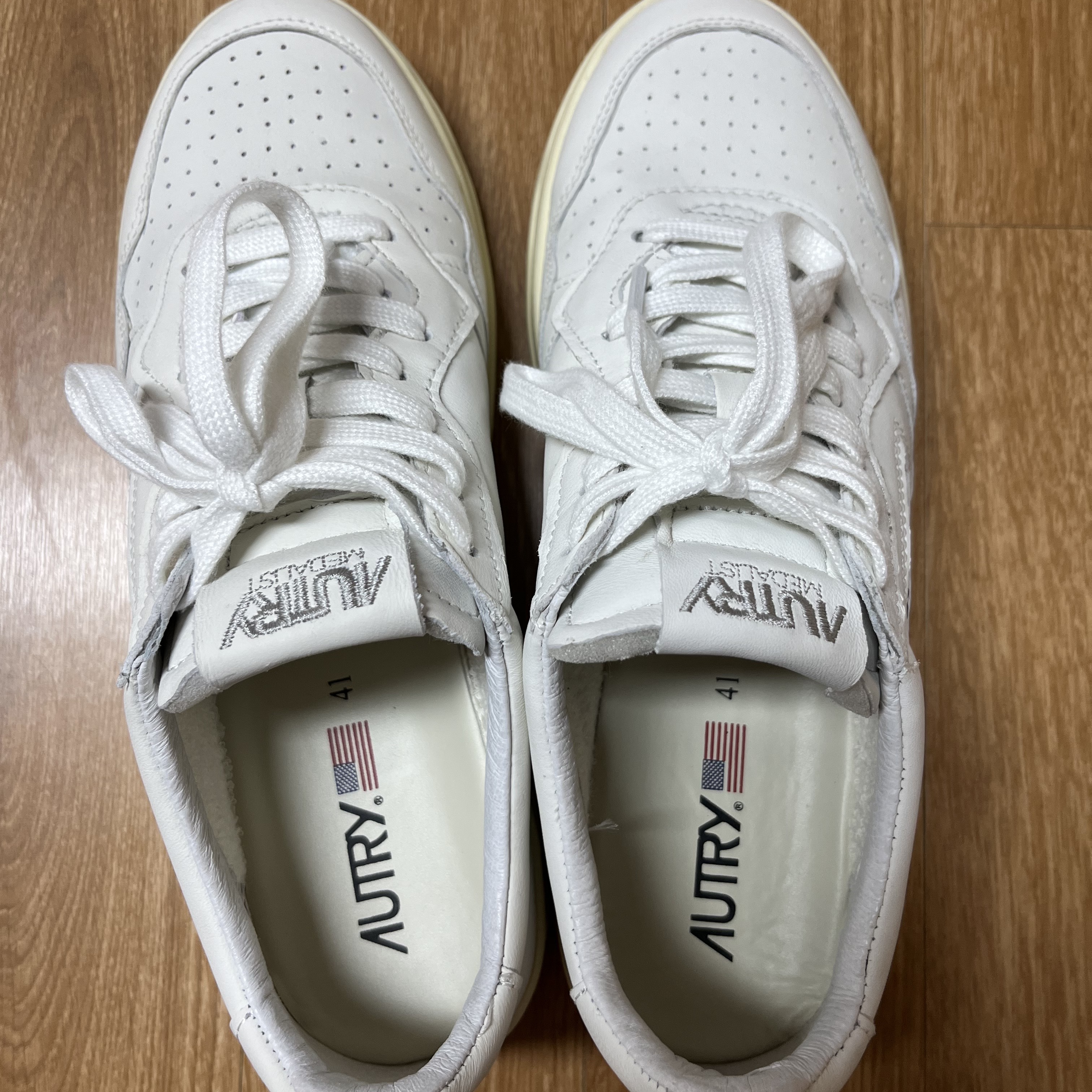 Autry Medalist Low Goatskin Sneakers White 착용 스타일 - 2