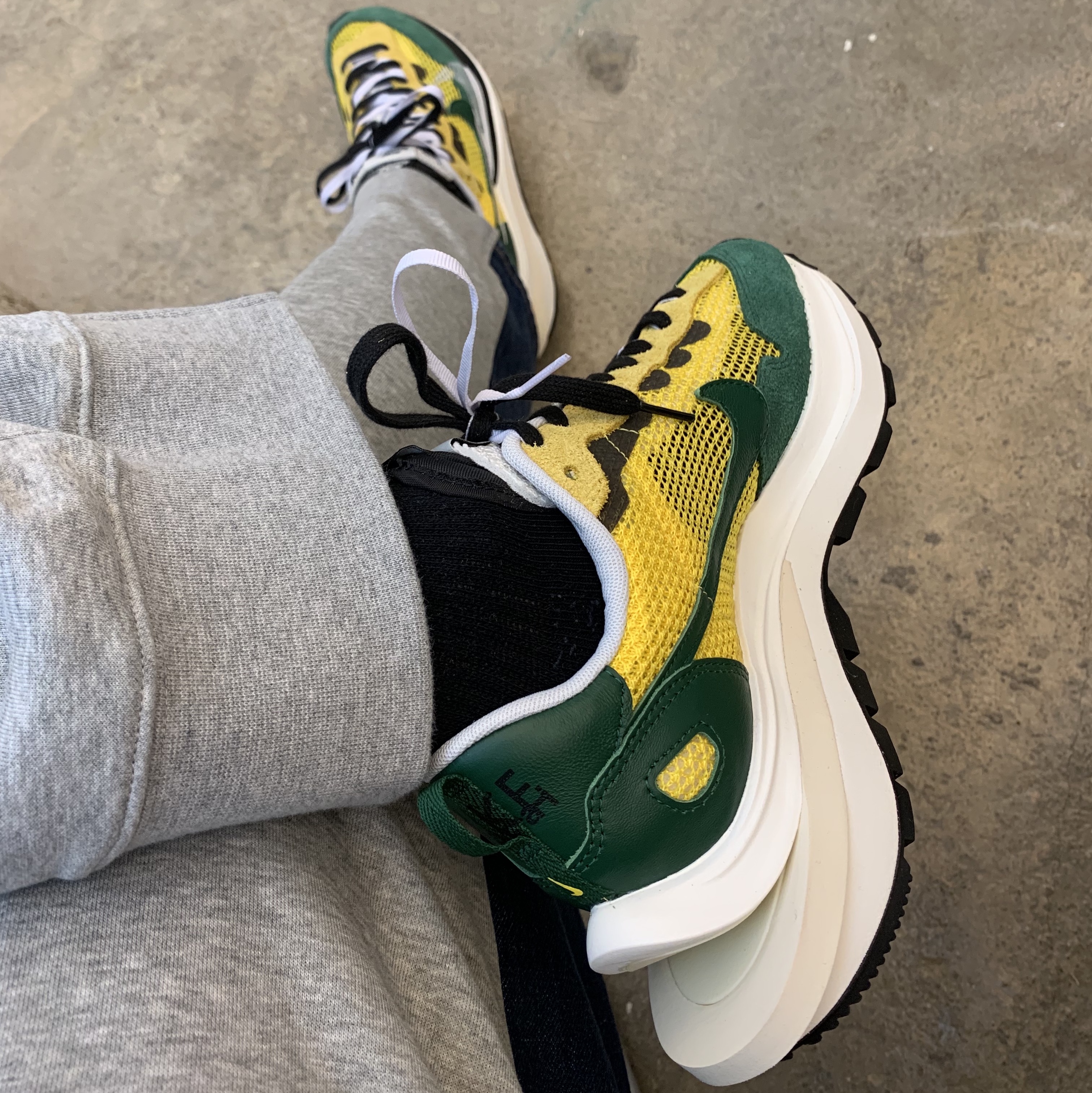 Nike x Sacai VaporWaffle Tour Yellow & Gorge Green Sail 착용 스타일