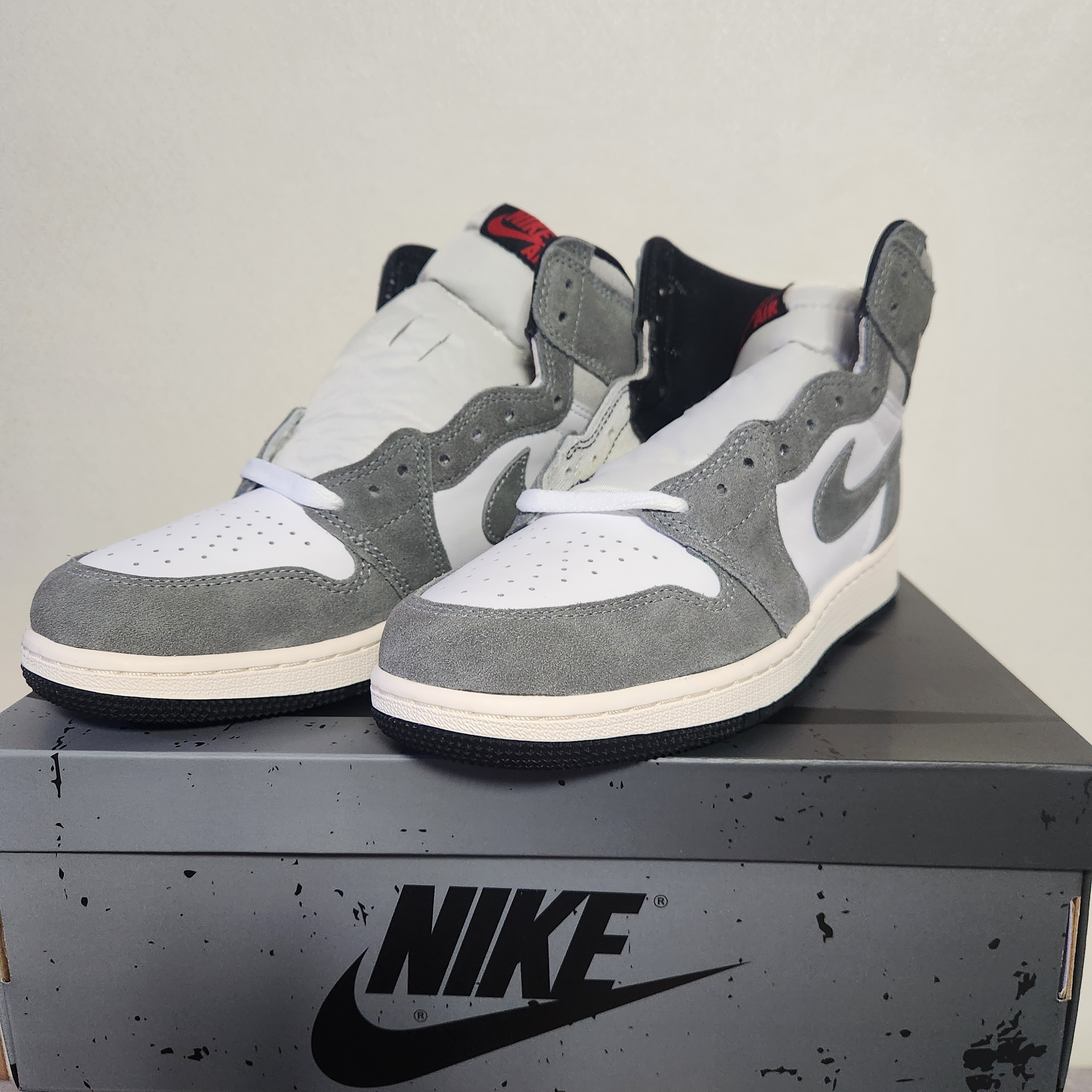 (GS) Jordan 1 Retro High OG Black and Smoke Grey 착용 스타일 - 2