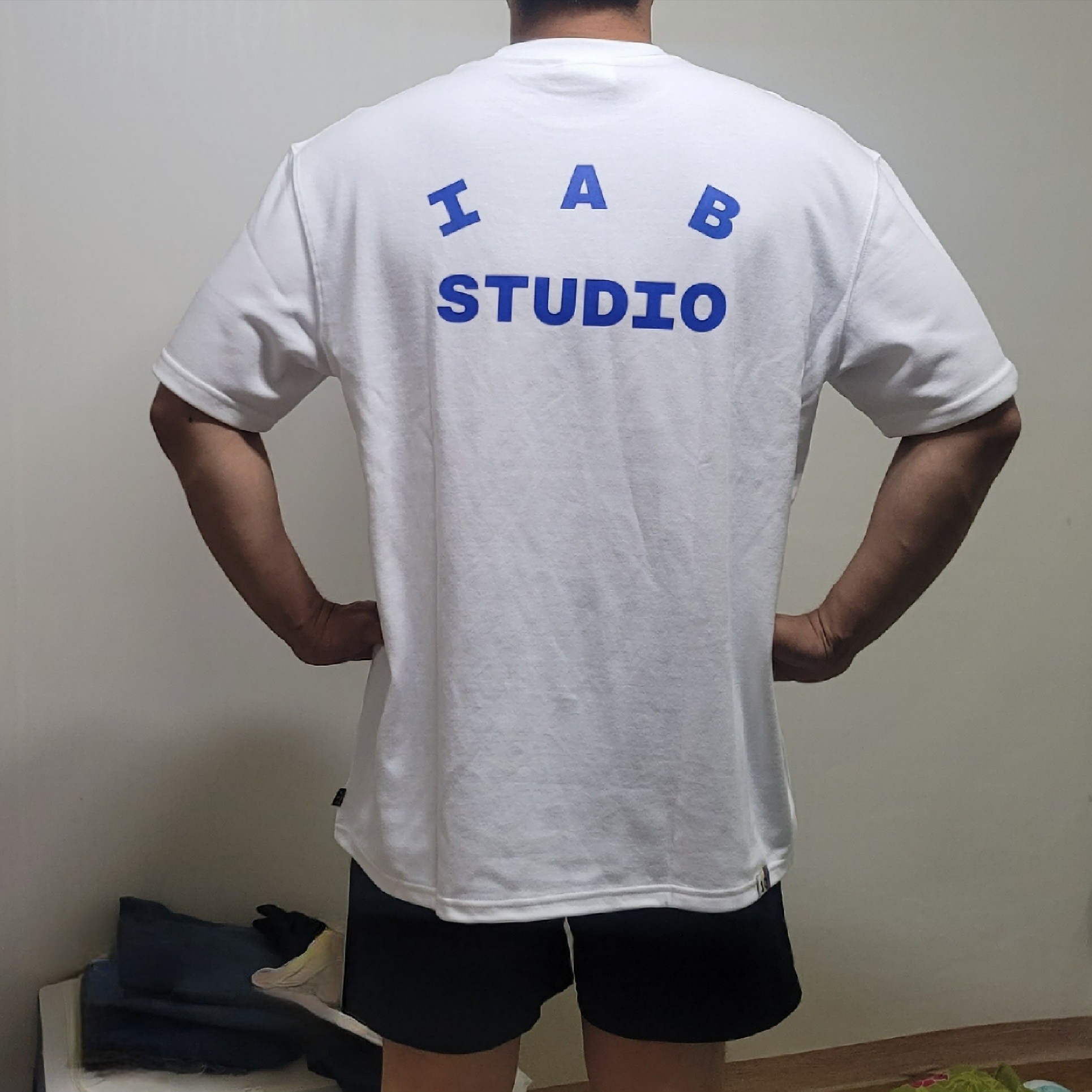 IAB Studio 10th Anniversary T-Shirts Pack White & Black (2 Pack) 착용 스타일 - 2