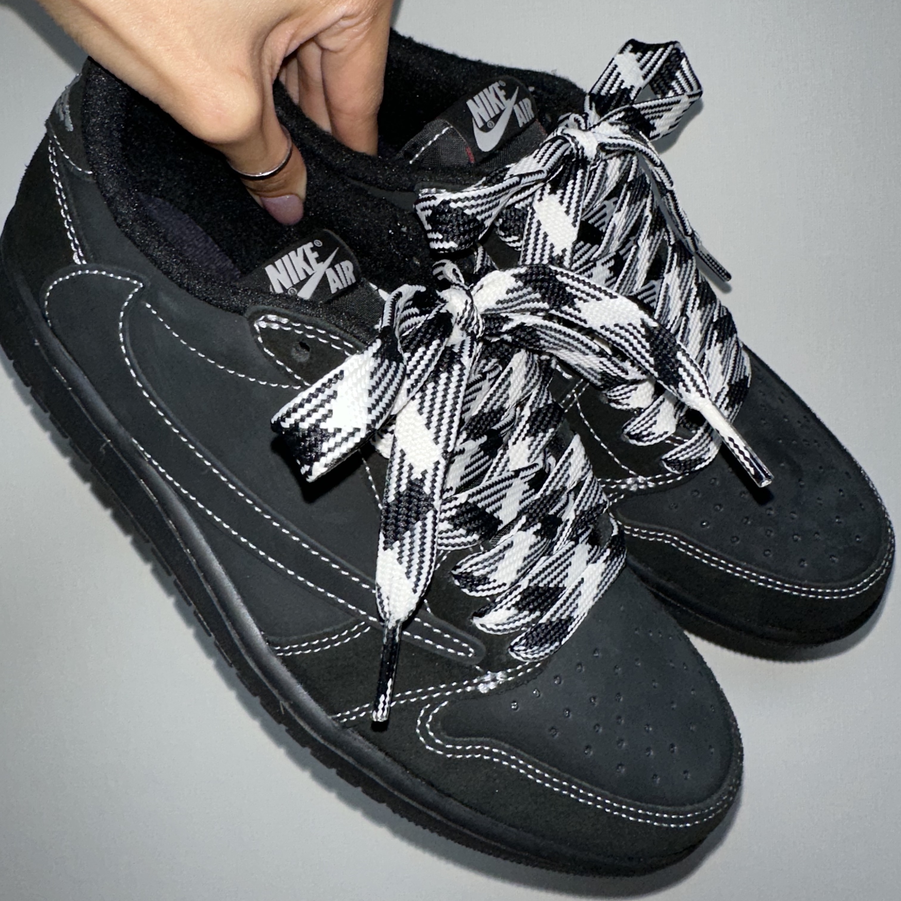 Jordan 1 x Travis Scott Retro Low OG SP Black Phantom 착용 스타일
