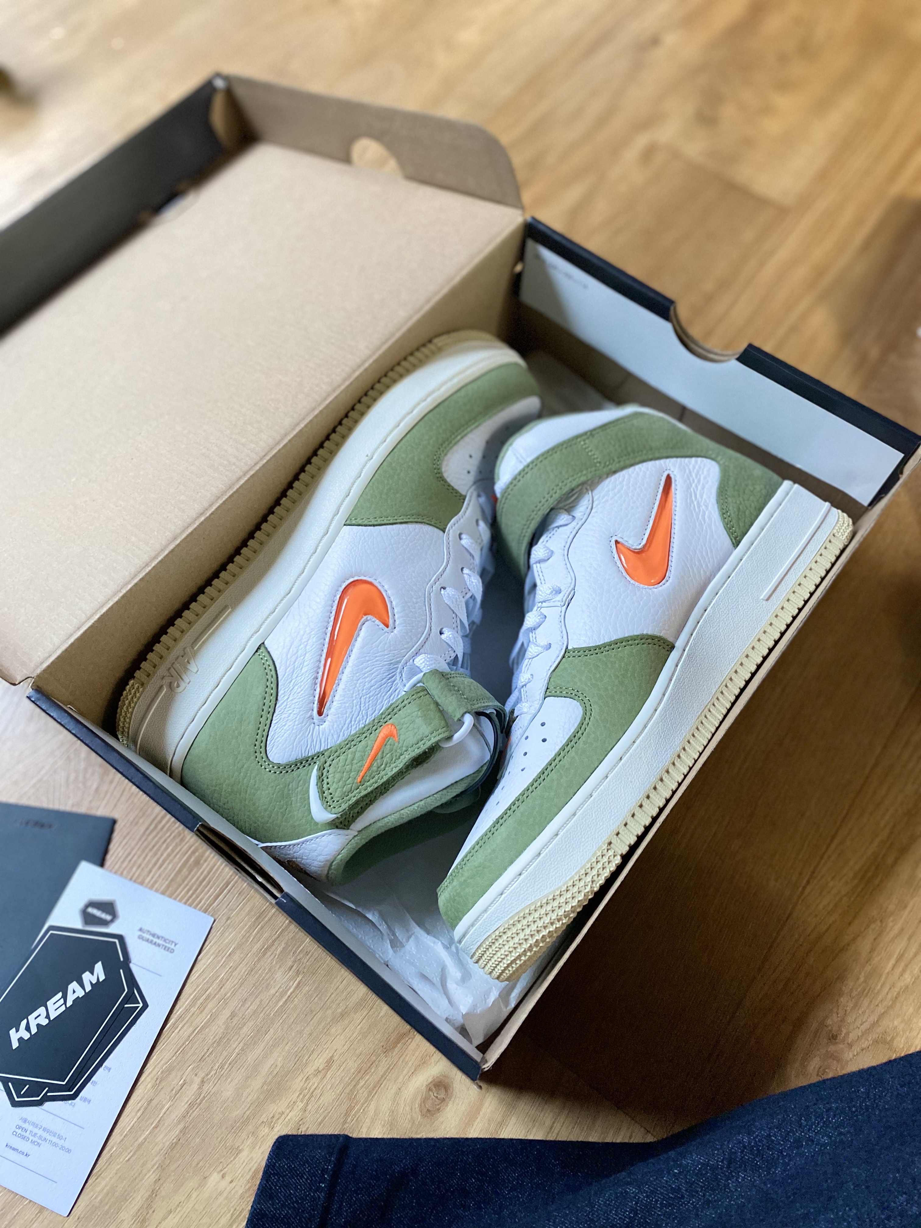 Nike Air Force 1 Mid '07 QS Olive Green and Total Orange 착용 스타일 - 5