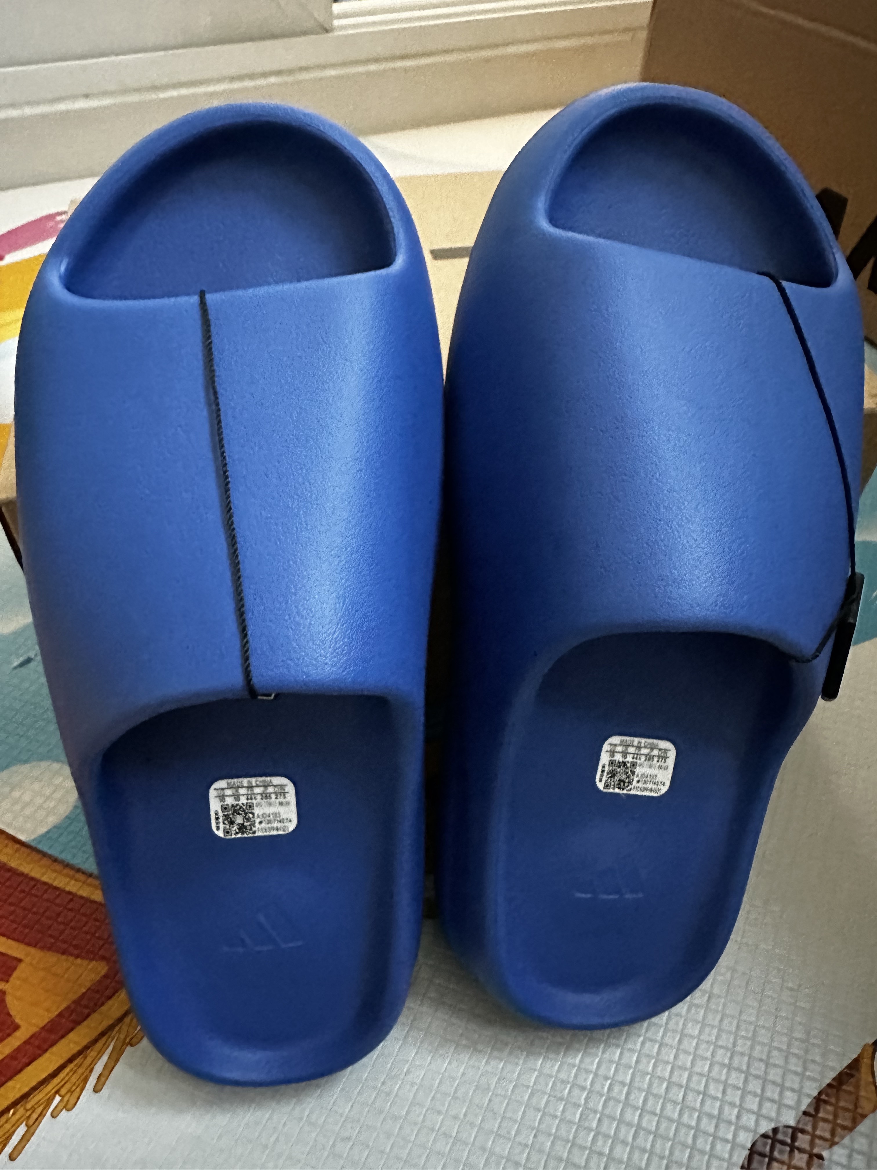 Adidas Yeezy Slide Azure 착용 스타일