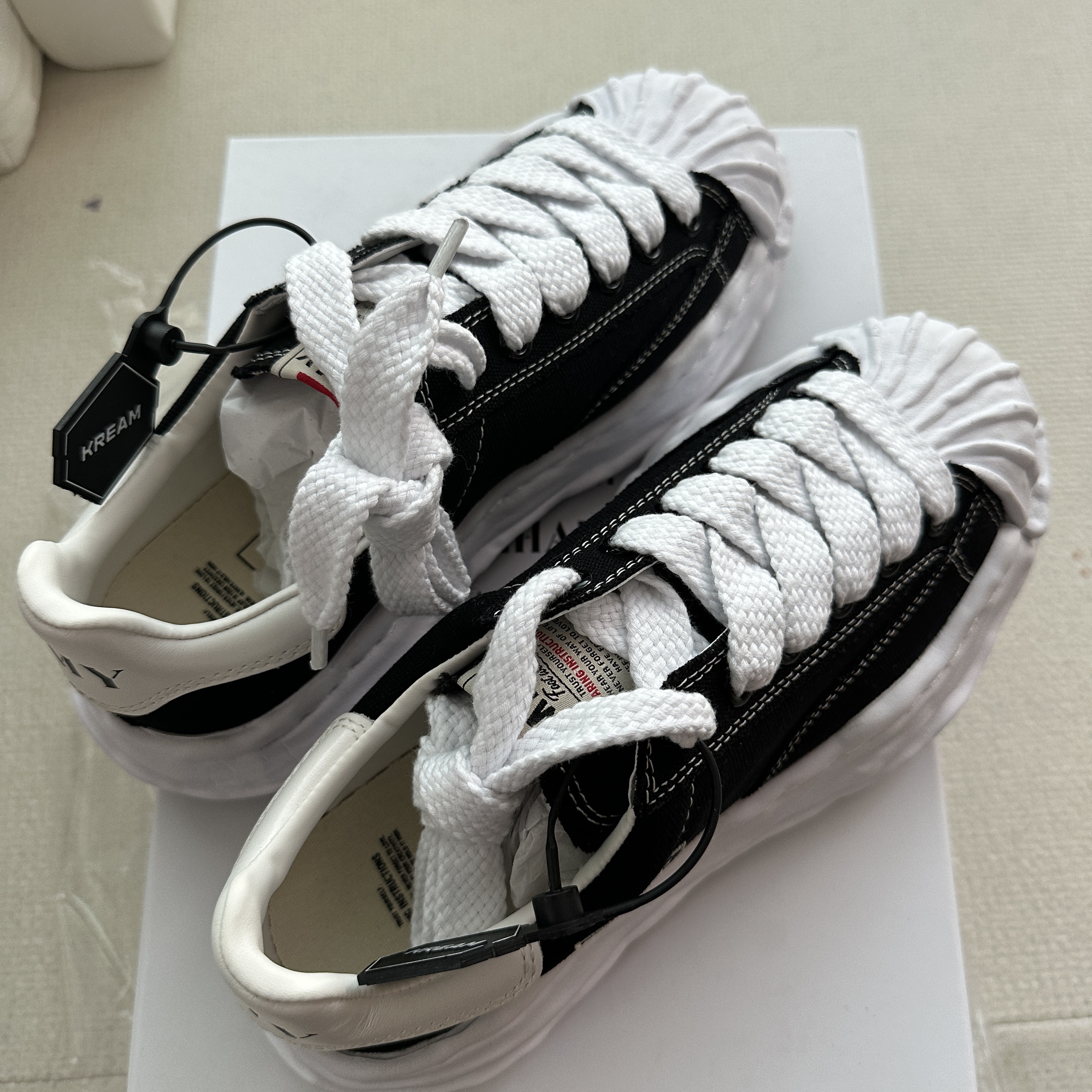 Maison Mihara Yasuhiro Blakey OG Sole Canvas Low-top Sneakers Black White 착용 스타일 - 2
