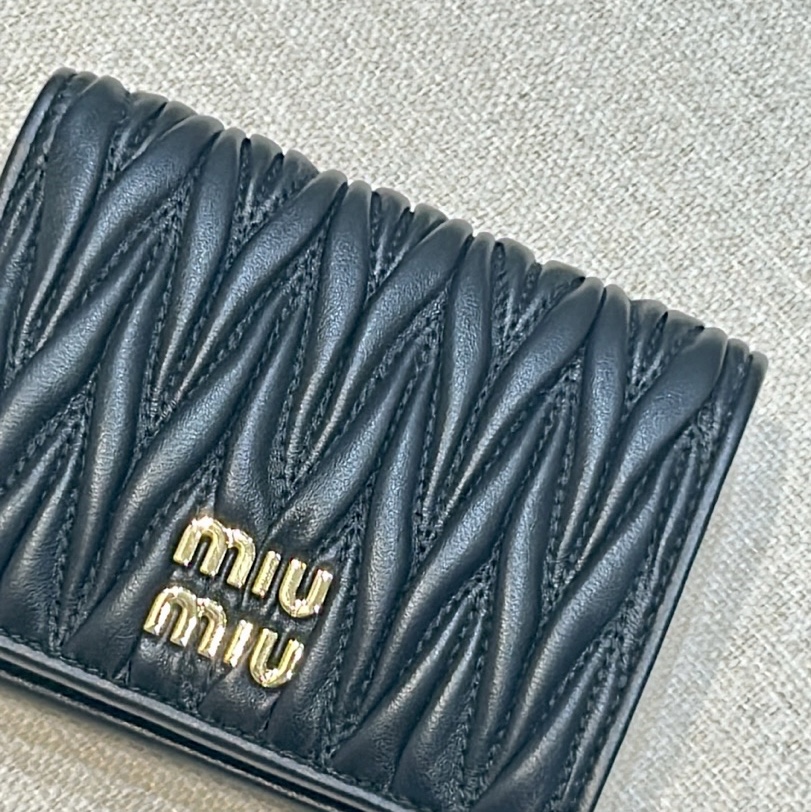 Miu Miu Matelasse Nappa Leather Wallet Black 착용 스타일