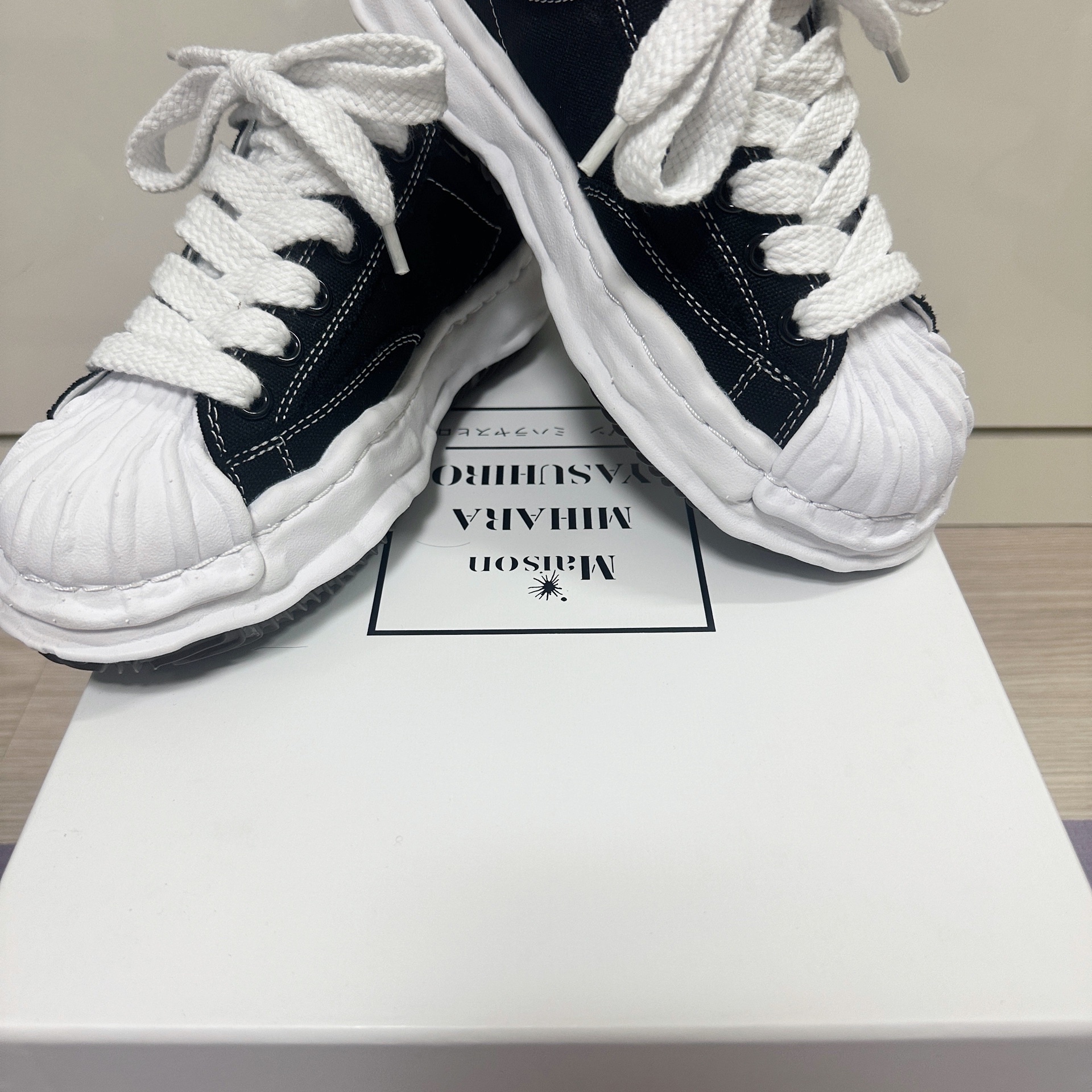 Maison Mihara Yasuhiro Blakey OG Sole Canvas Low-top Sneakers Black White 착용 스타일 - 1