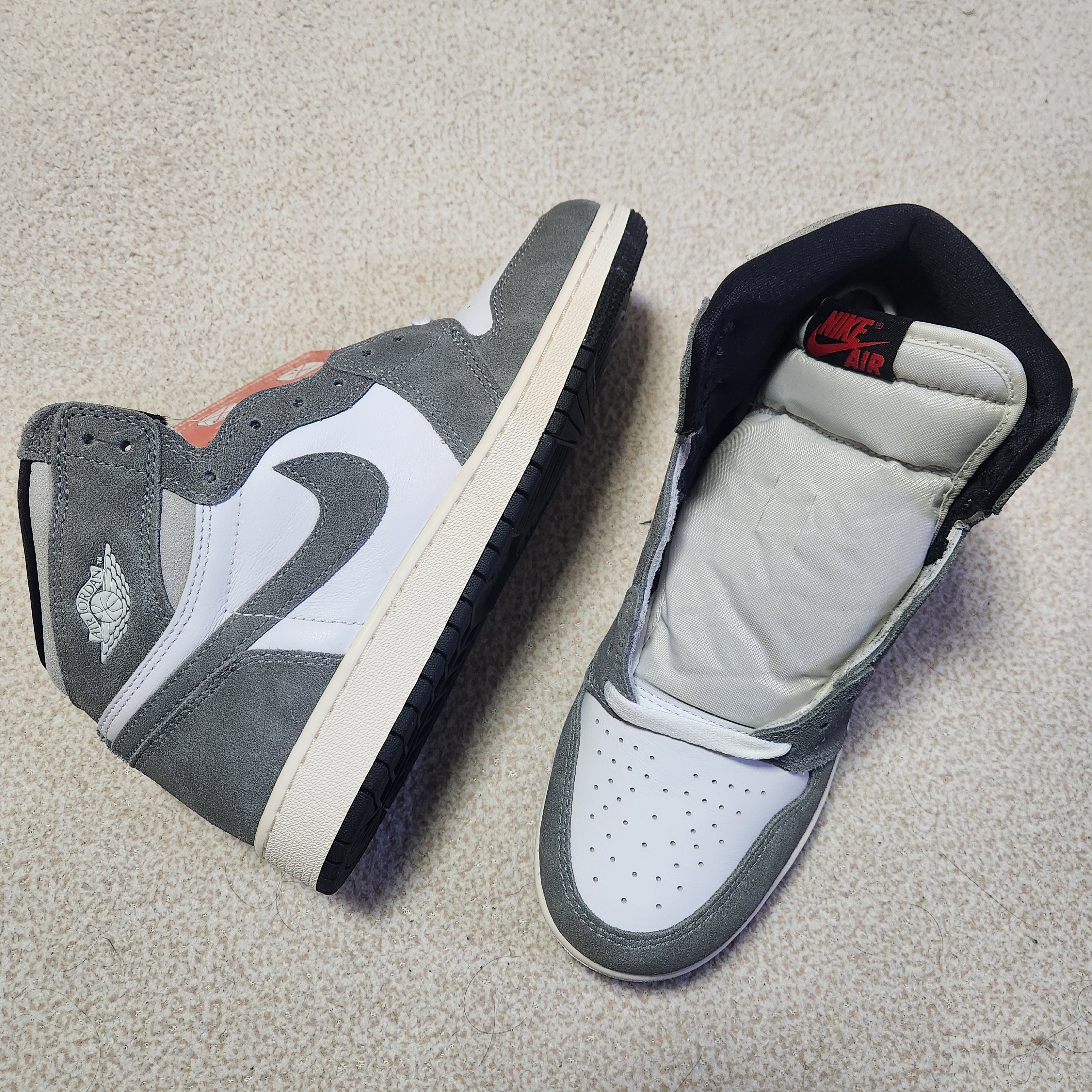 (GS) Jordan 1 Retro High OG Black and Smoke Grey 착용 스타일 - 1