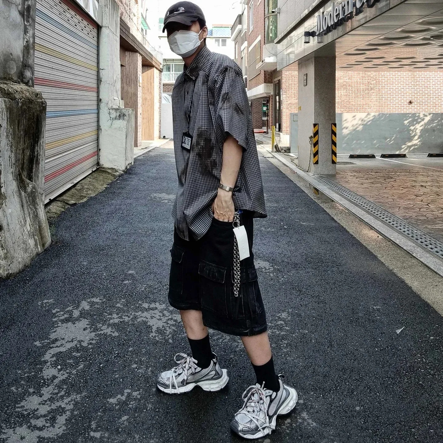 Balenciaga 3XL Sneakers Grey White Red, Balenciaga Gaffer Cap Black 착용 스타일 - 1