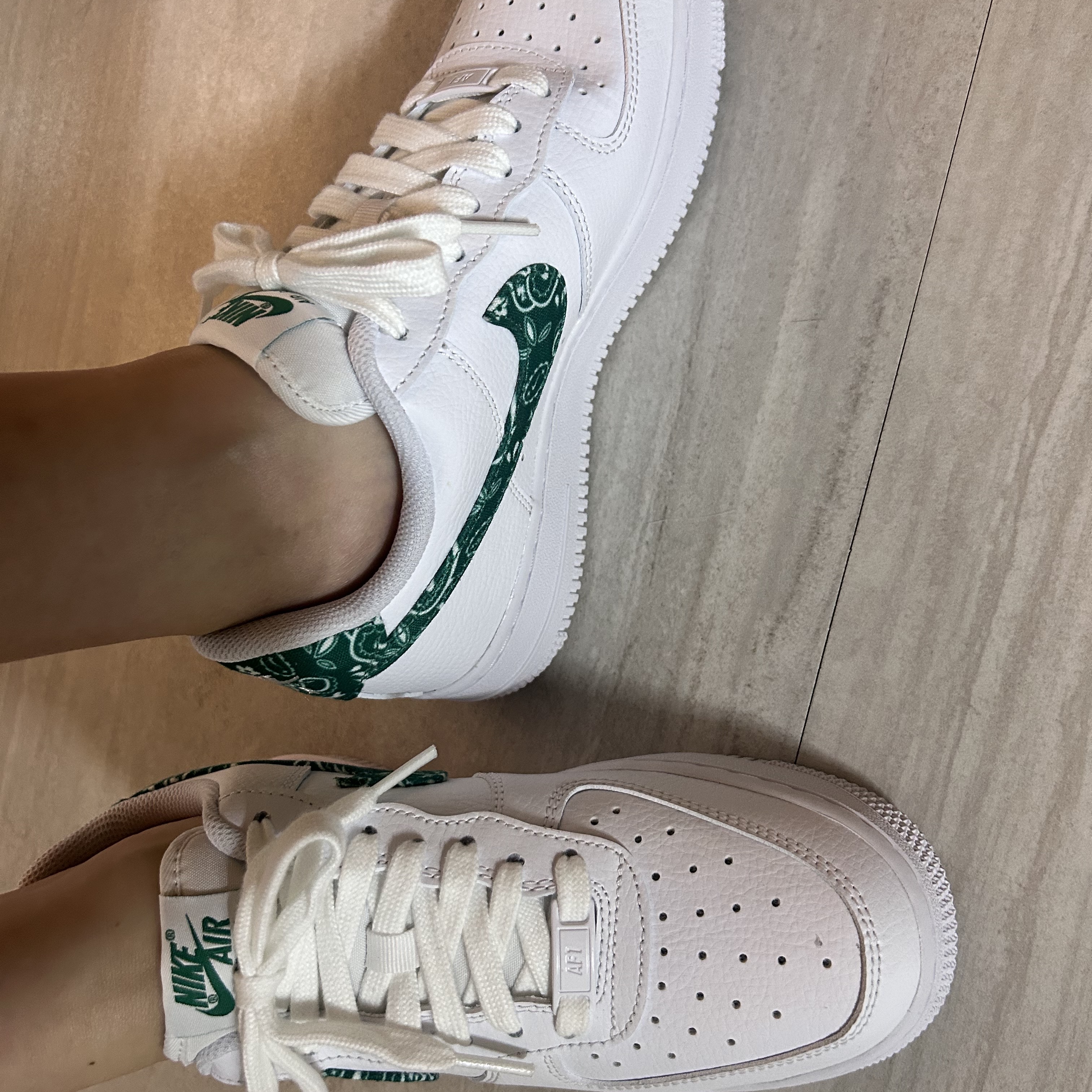 (W) Nike Air Force 1 '07 Essential Paisley Swoosh White Malachite 착용 스타일 - 2