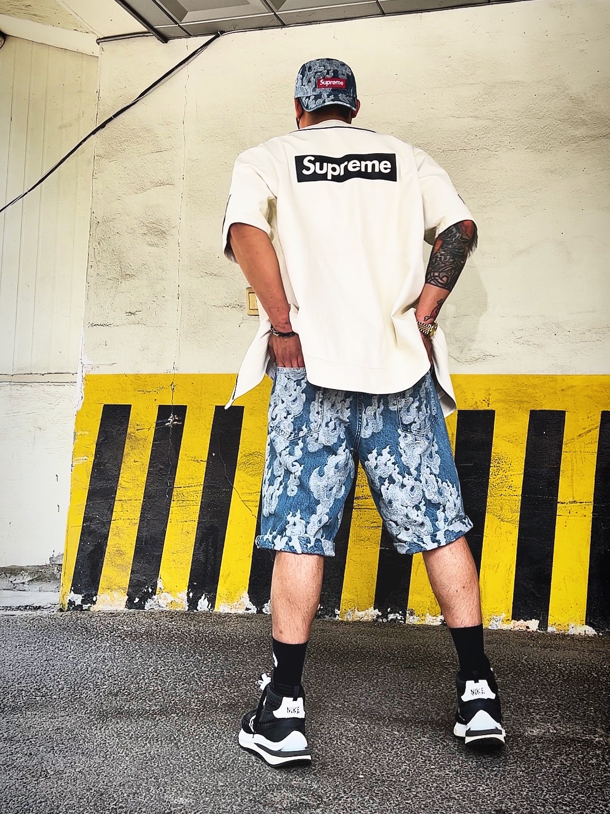 Supreme Flames Jacquard Denim Camp Cap Washed Indigo - 23SS, Supreme Flames Jacquard Baggy Denim Shorts Washed Indigo - 23SS 착용 스타일 - 2