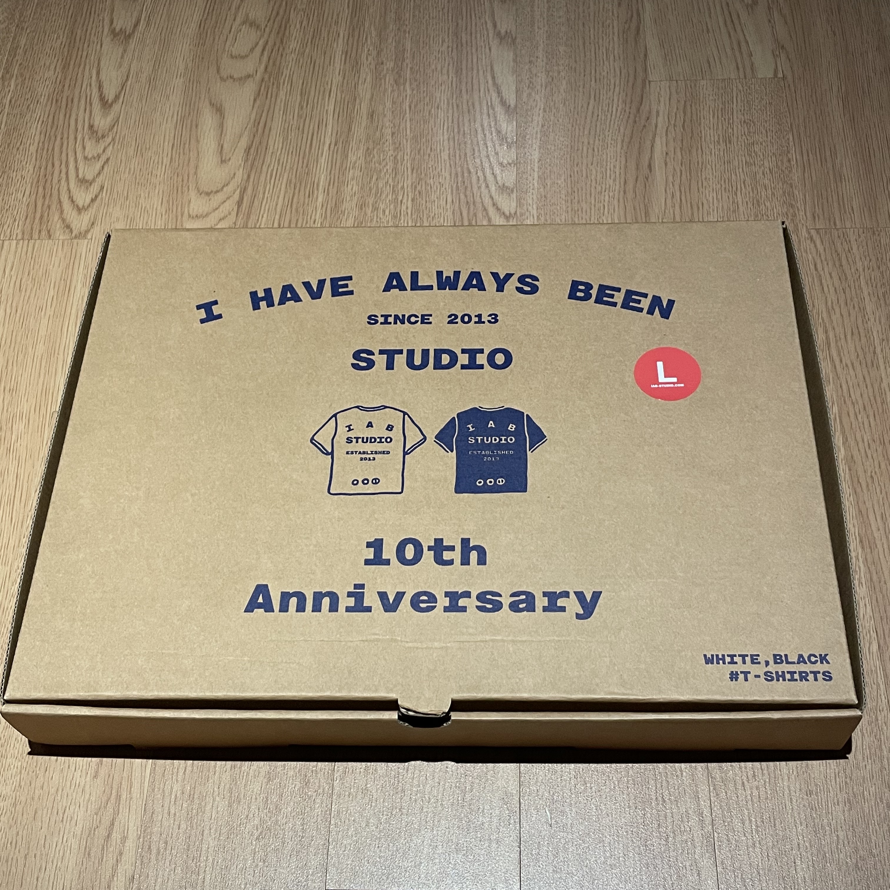 IAB Studio 10th Anniversary T-Shirts Pack White & Black (2 Pack) 착용 스타일 - 1