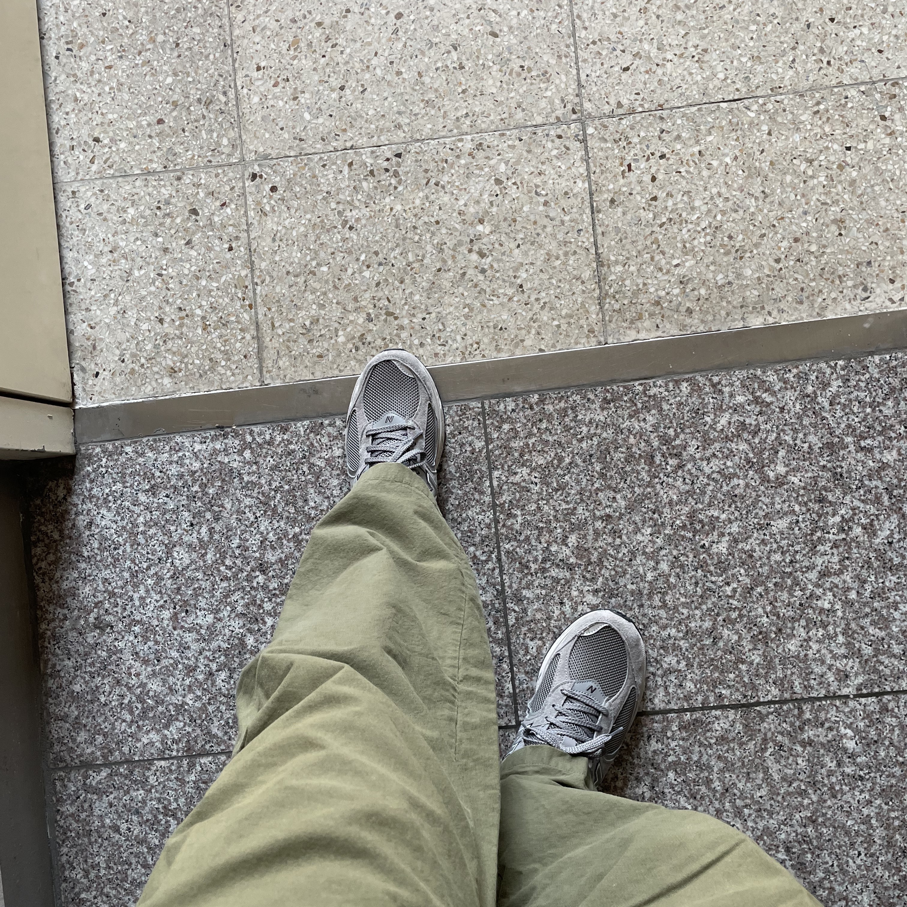 New Balance 2002R Grey 착용 스타일