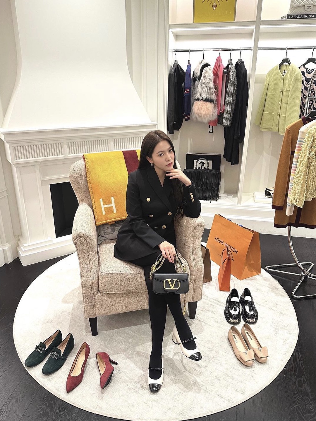 Valentino Calfskin Loco Small Shoulder Bag Black 착용 스타일 - 1