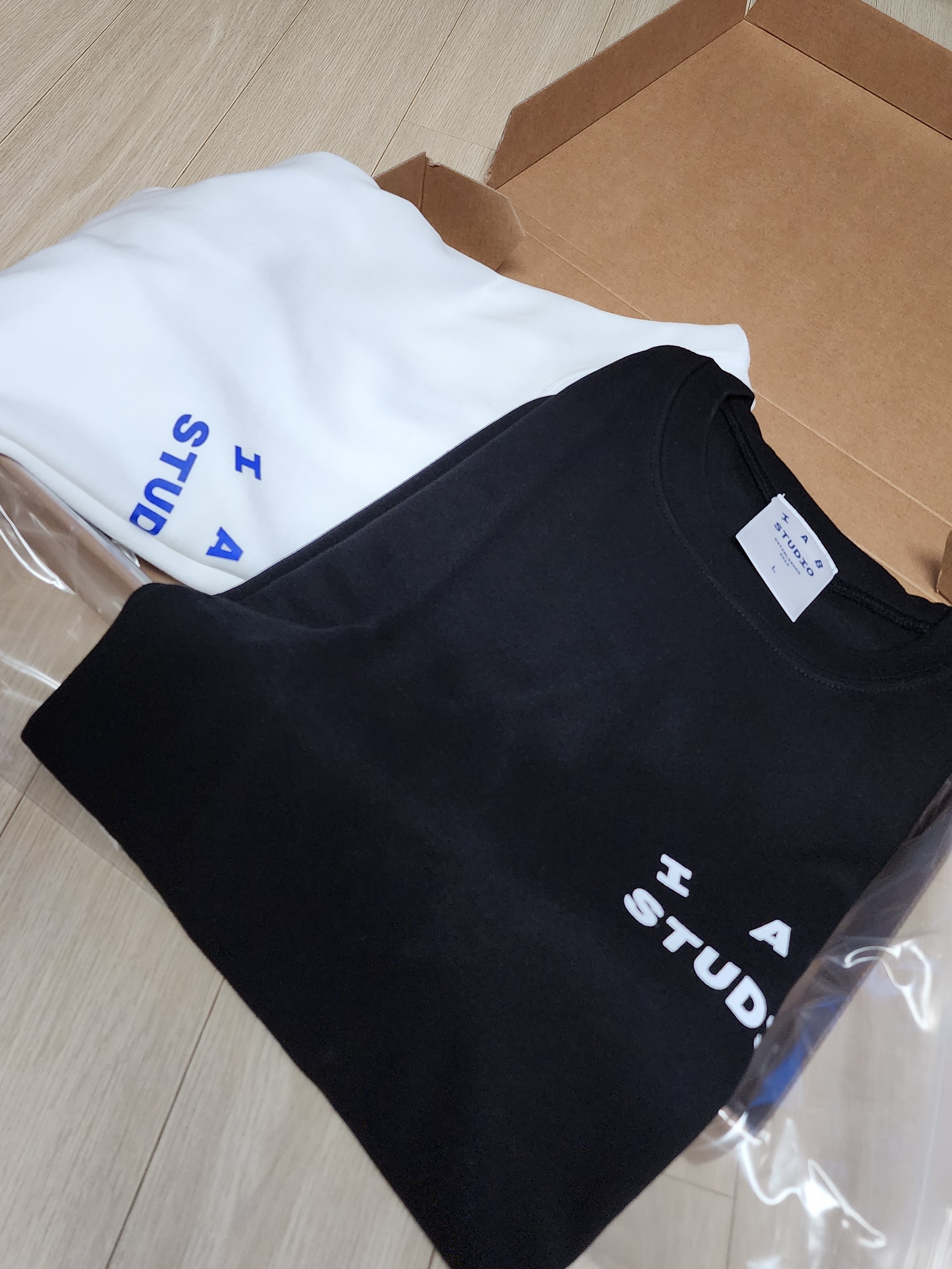 IAB Studio 10th Anniversary T-Shirts Pack White & Black (2 Pack) 착용 스타일 - 2