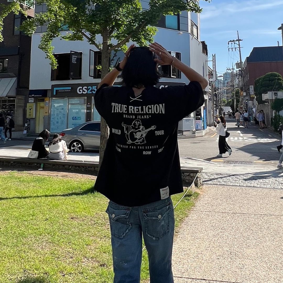 True Religion Origin Logo T-Shirt Black, True Religion Origin Logo T-Shirt Navy 착용 스타일