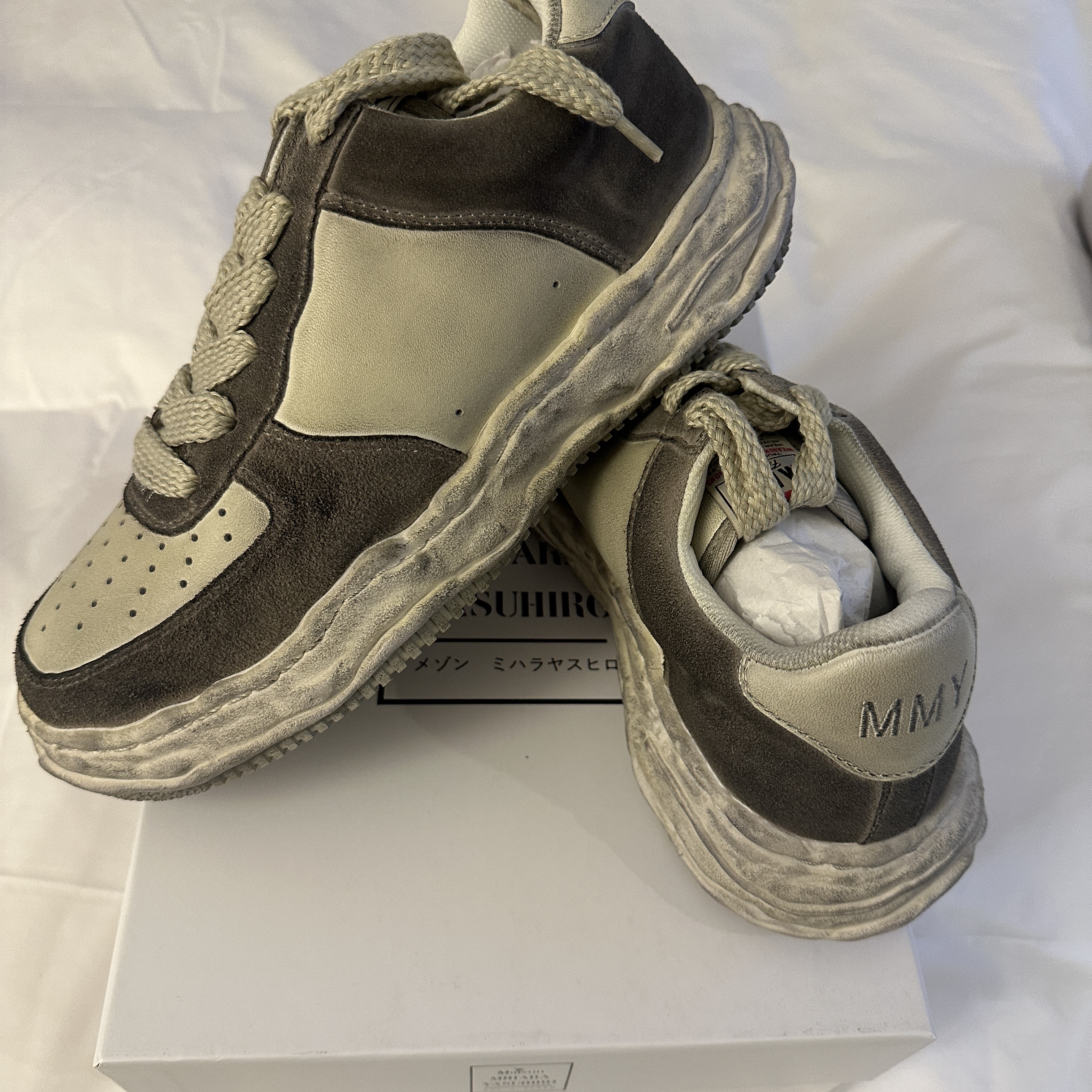 Maison Mihara Yasuhiro Wayne OG Sole Distressed Leather Low-top Sneaker White 착용 스타일 - 2