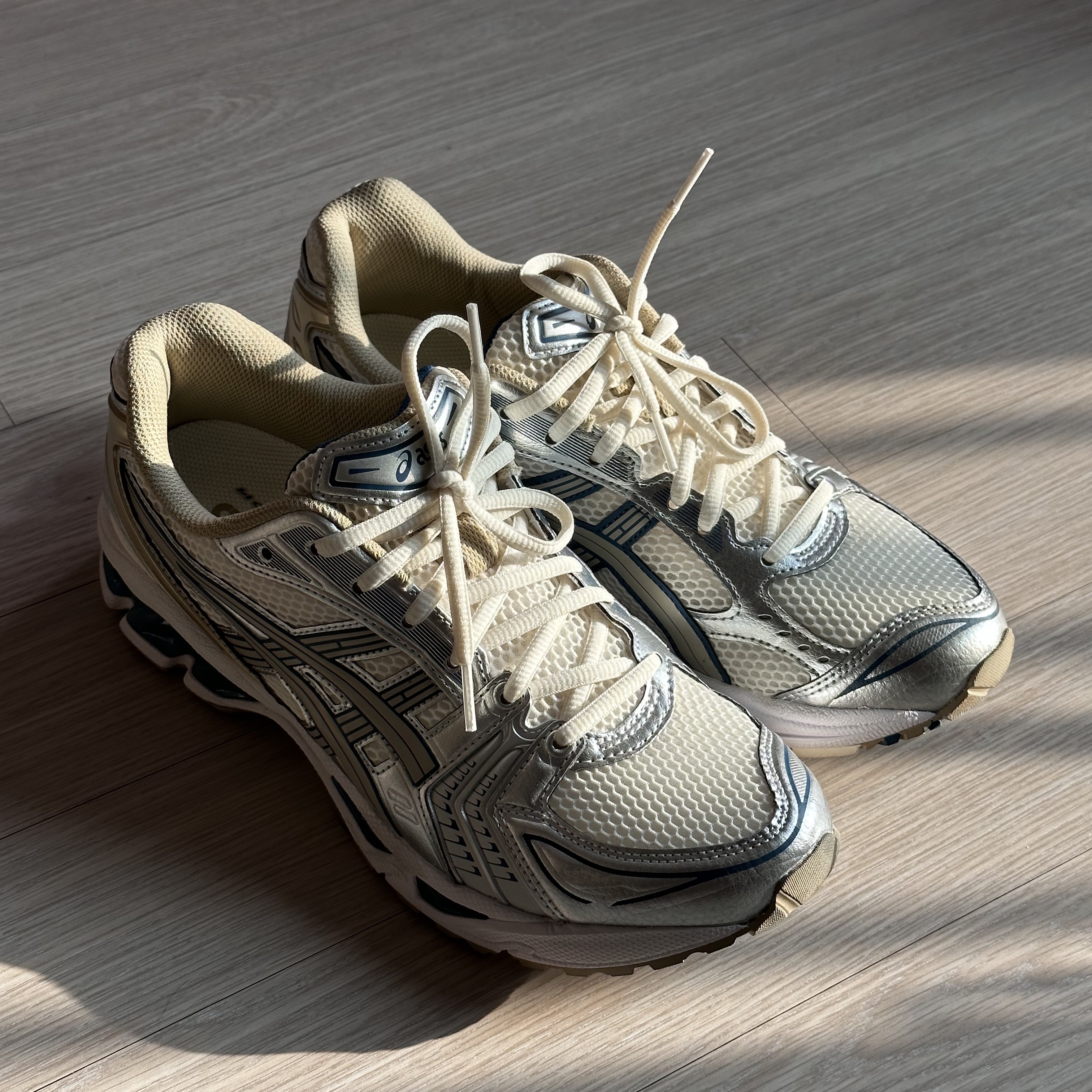 Asics Gel-Kayano 14 Cream Pure Silver 착용 스타일