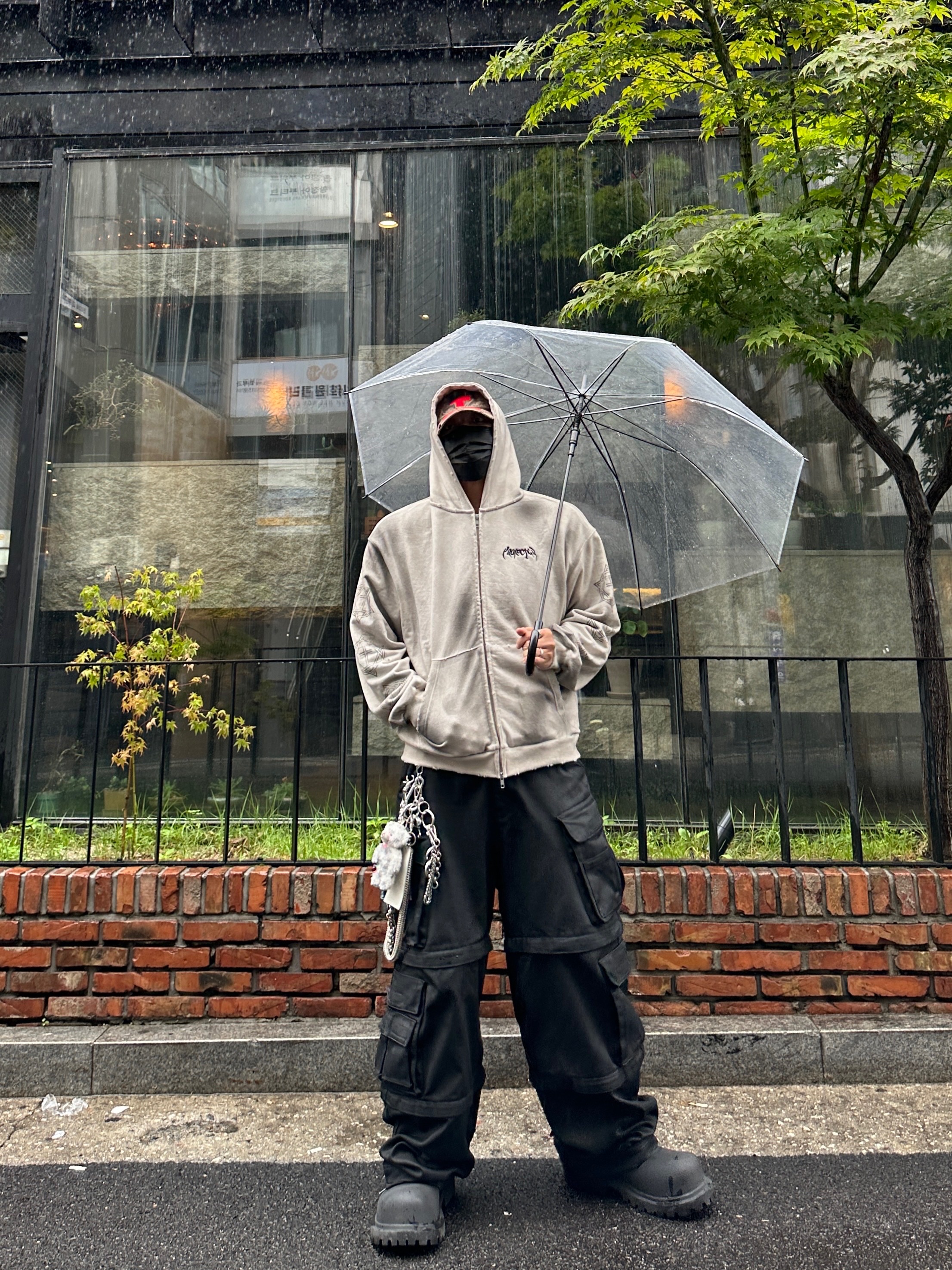 Balenciaga XL Army Boots Full Eva Black, Project G/R Oversized Convertible Cargo Pants Coated Black 착용 스타일 - 1