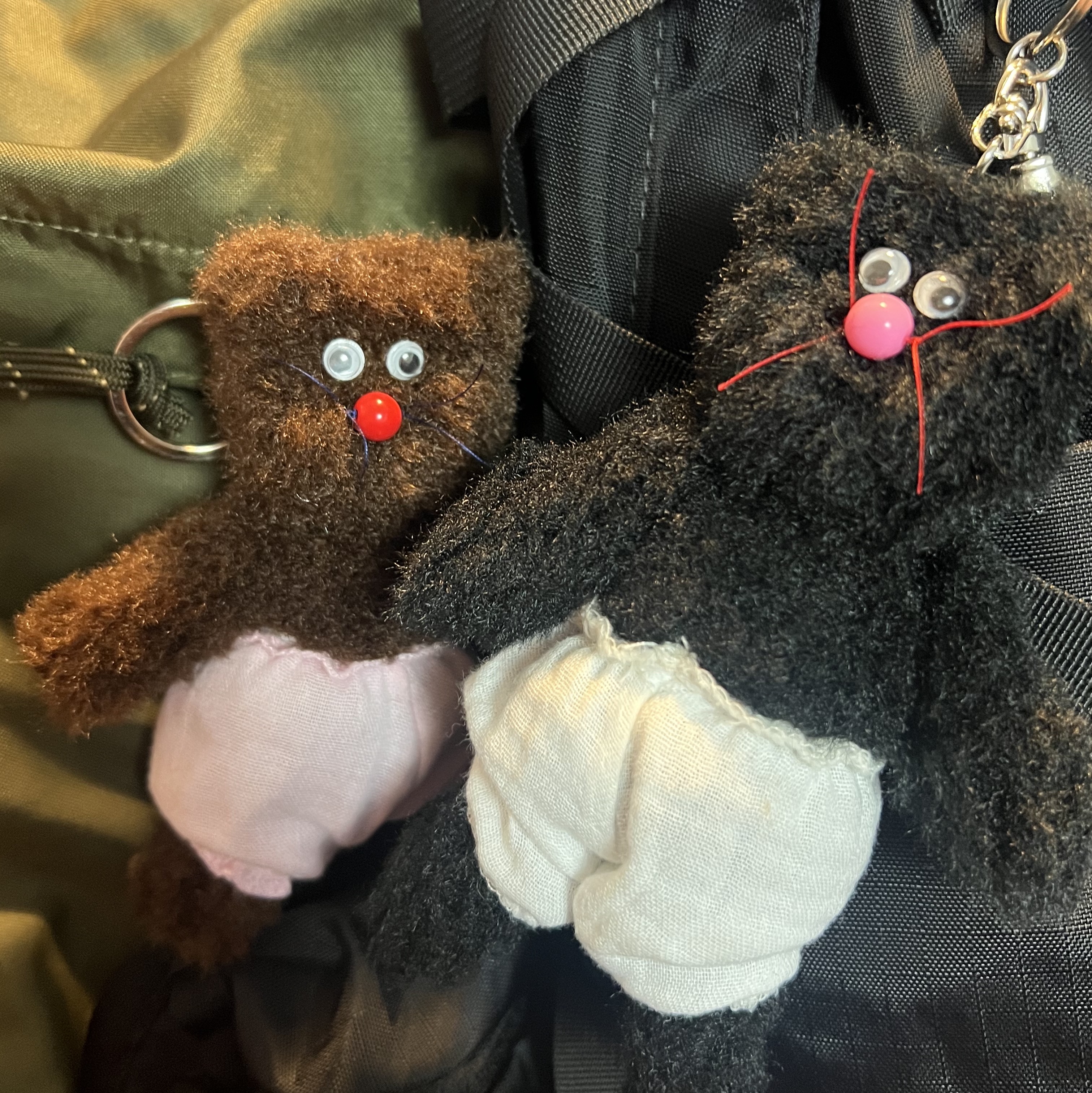 [KREAM 단독] Monamhee Bred Keyring with Pink Pants Brown, Monamhee Beulpingi Keyring with White Pants Black 착용 스타일