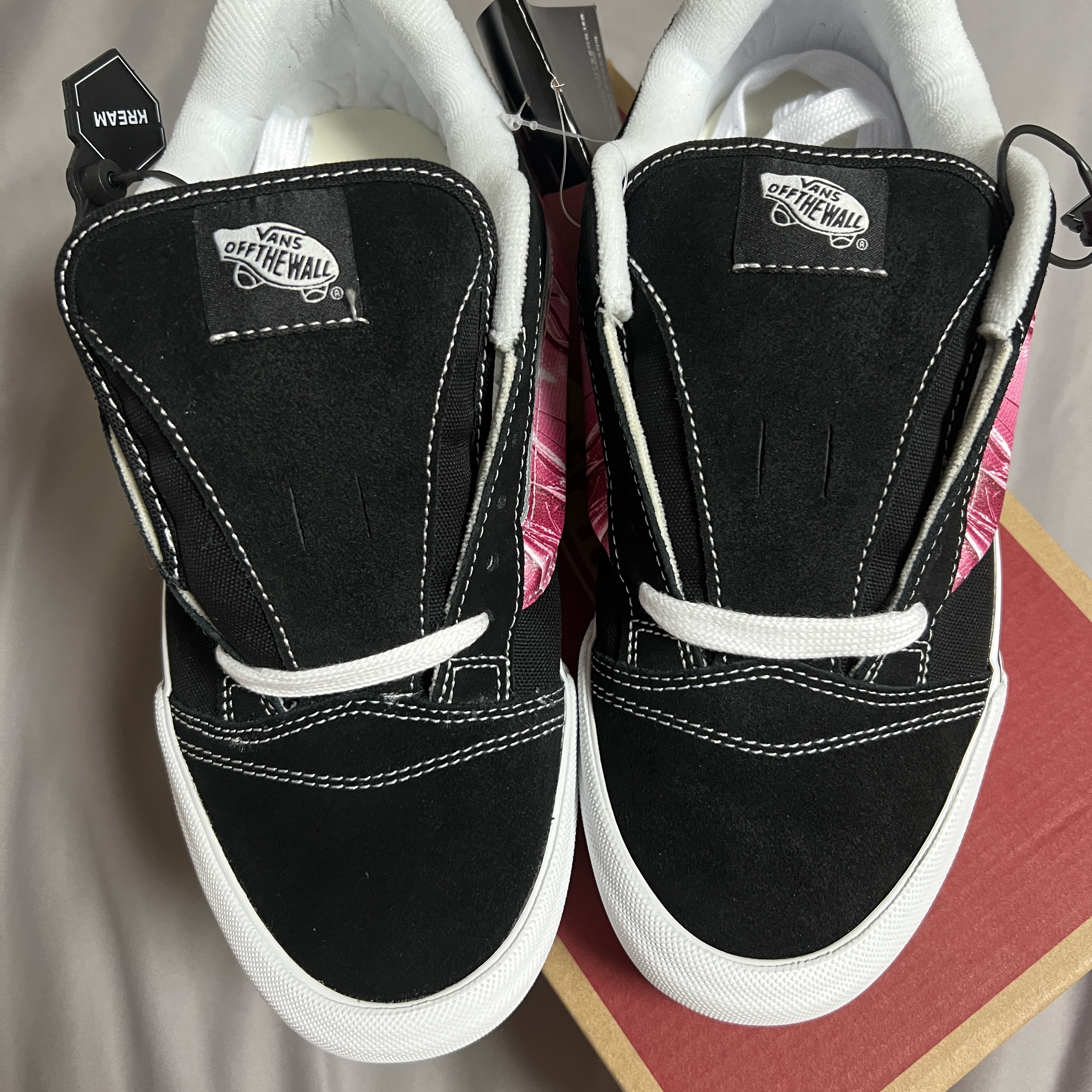 Vans x Peaches. Knu-Skool Black Pink 착용 스타일 - 2