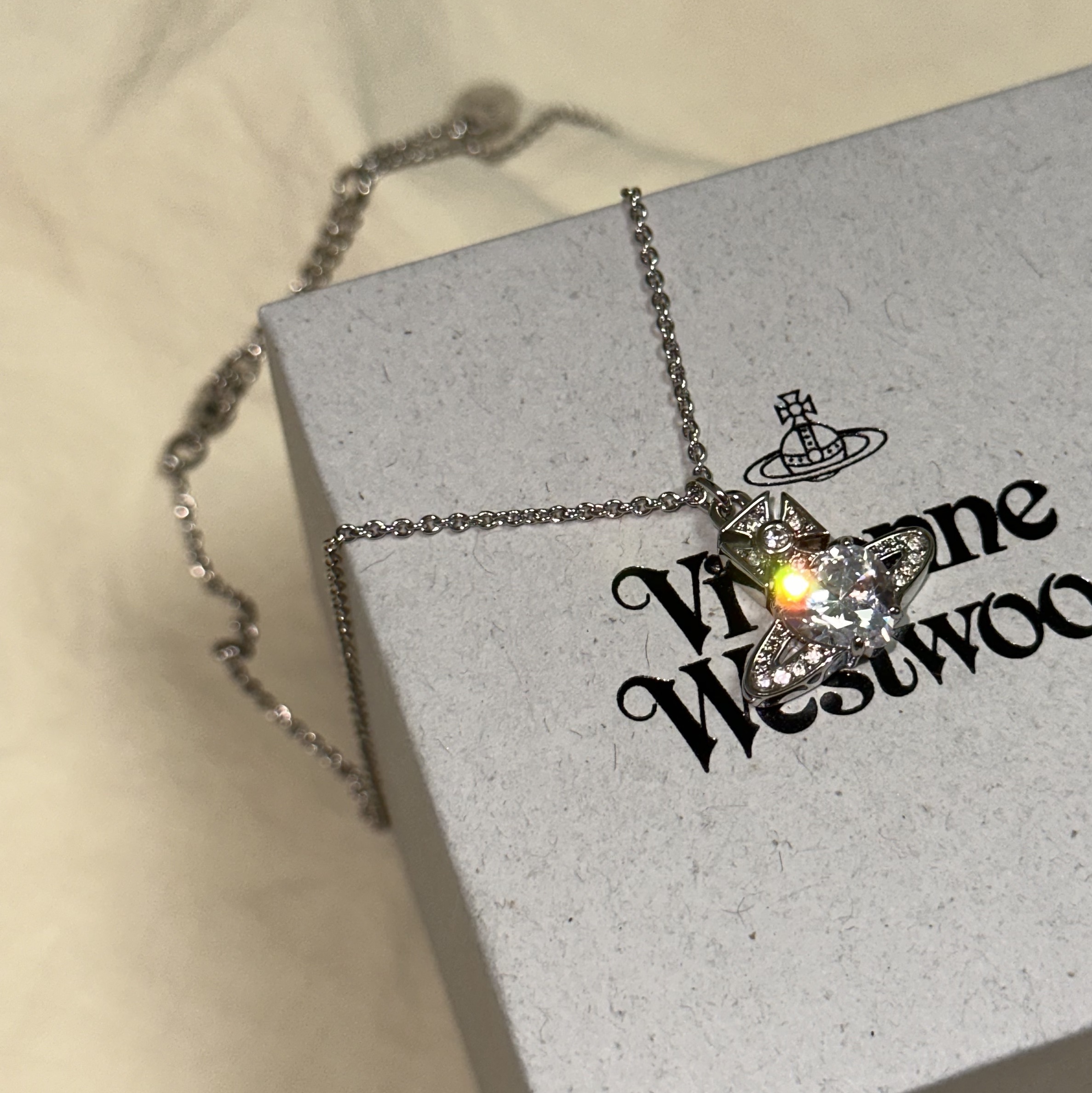 Vivienne Westwood Ariella Pendant Platinum 착용 스타일 - 3