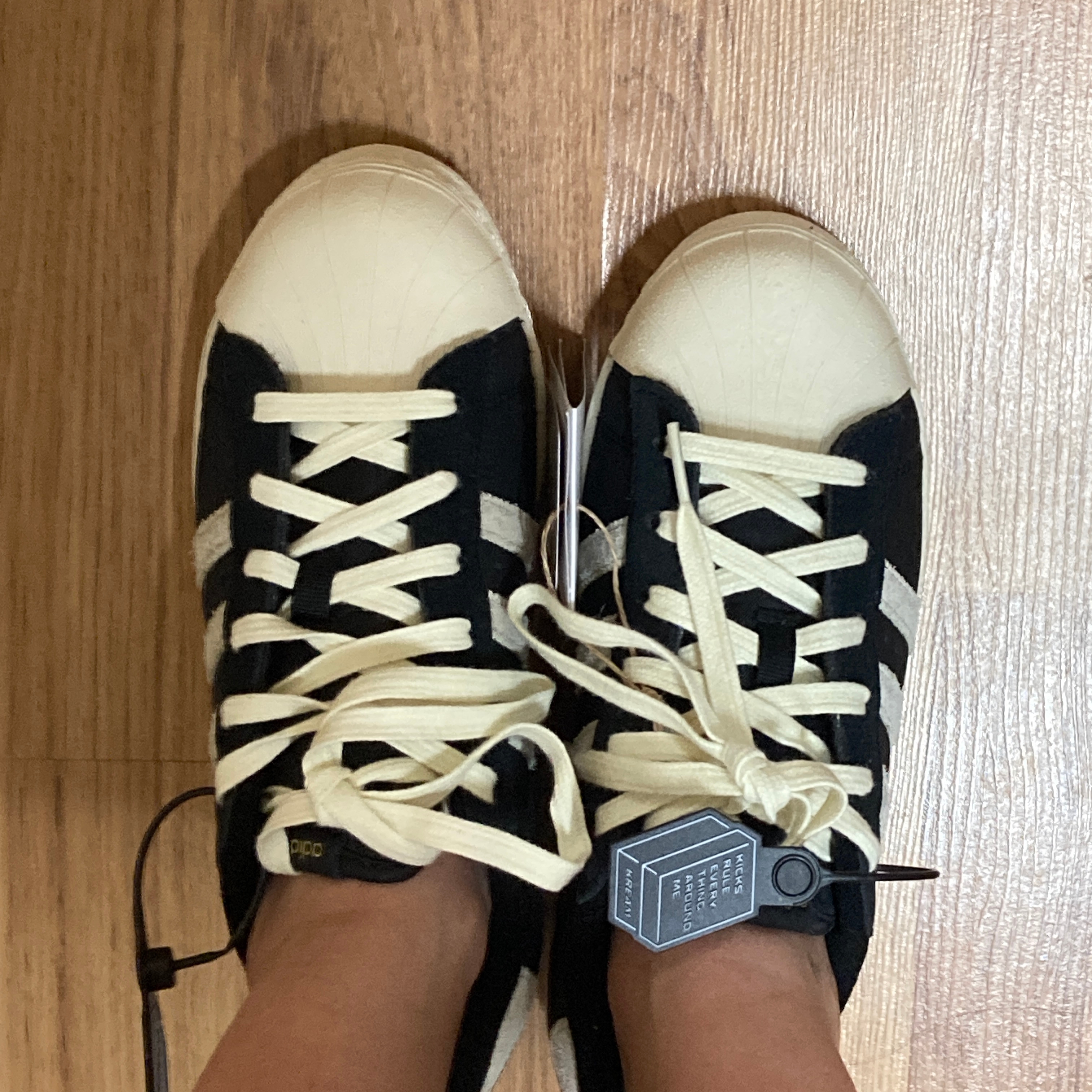 Adidas Superstar 82 Black White 착용 스타일 - 2