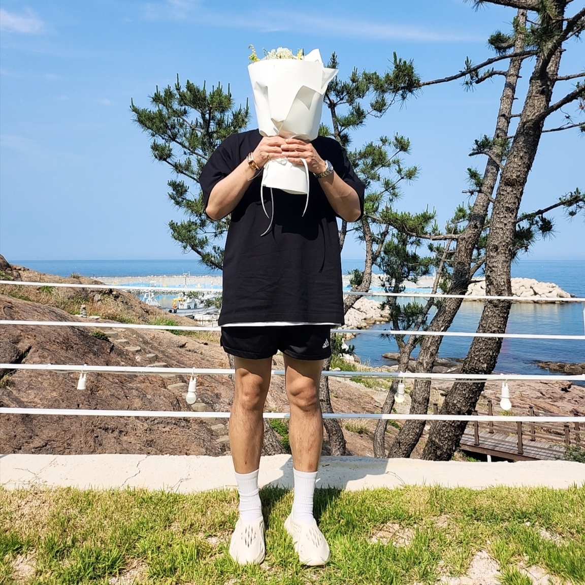 발렌시아가 개퍼 티셔츠 라지 핏 블랙, 롤렉스 서브마리너 41mm 124060 블랙 오이스터 착용 스타일 - 2