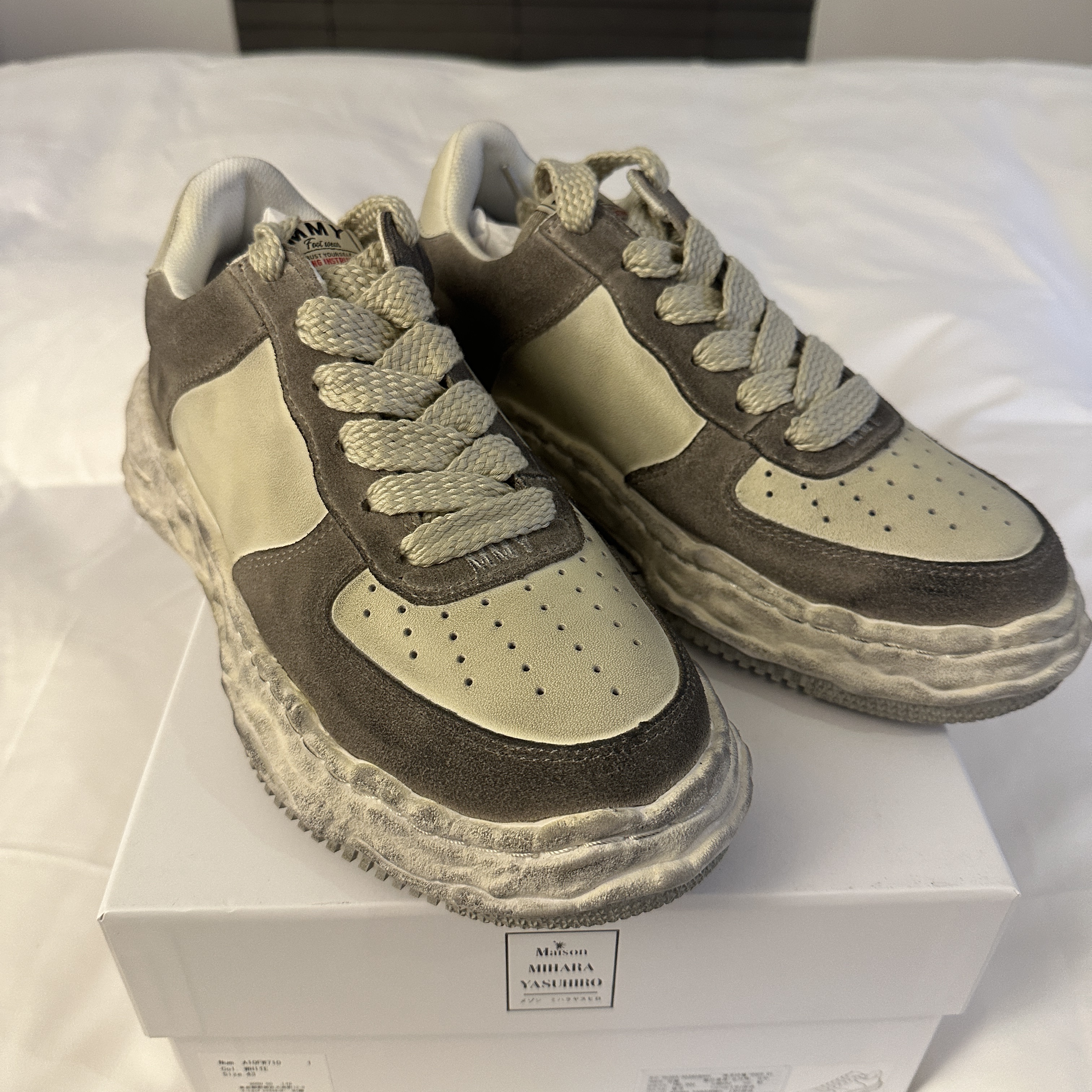 Maison Mihara Yasuhiro Wayne OG Sole Distressed Leather Low-top Sneaker White 착용 스타일 - 1