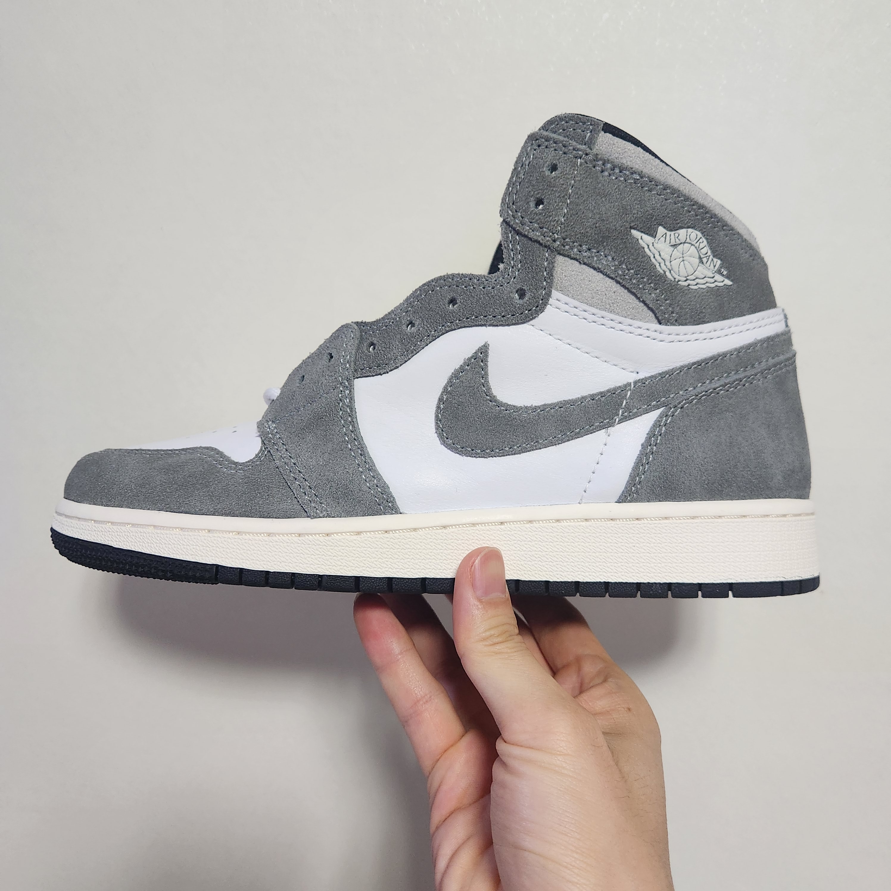 (GS) Jordan 1 Retro High OG Black and Smoke Grey 착용 스타일 - 3
