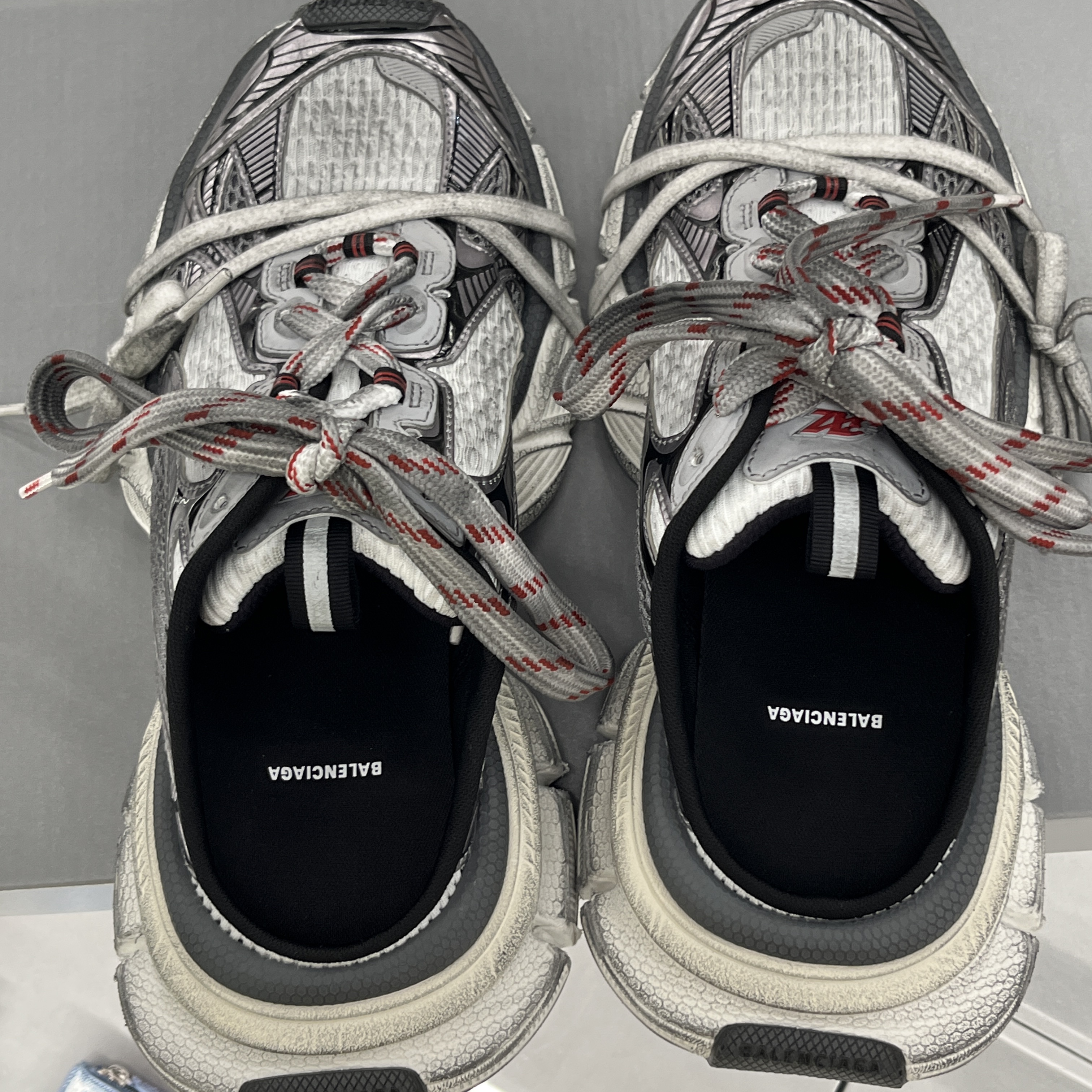Balenciaga 3XL Mule Grey White Red 착용 스타일 - 2
