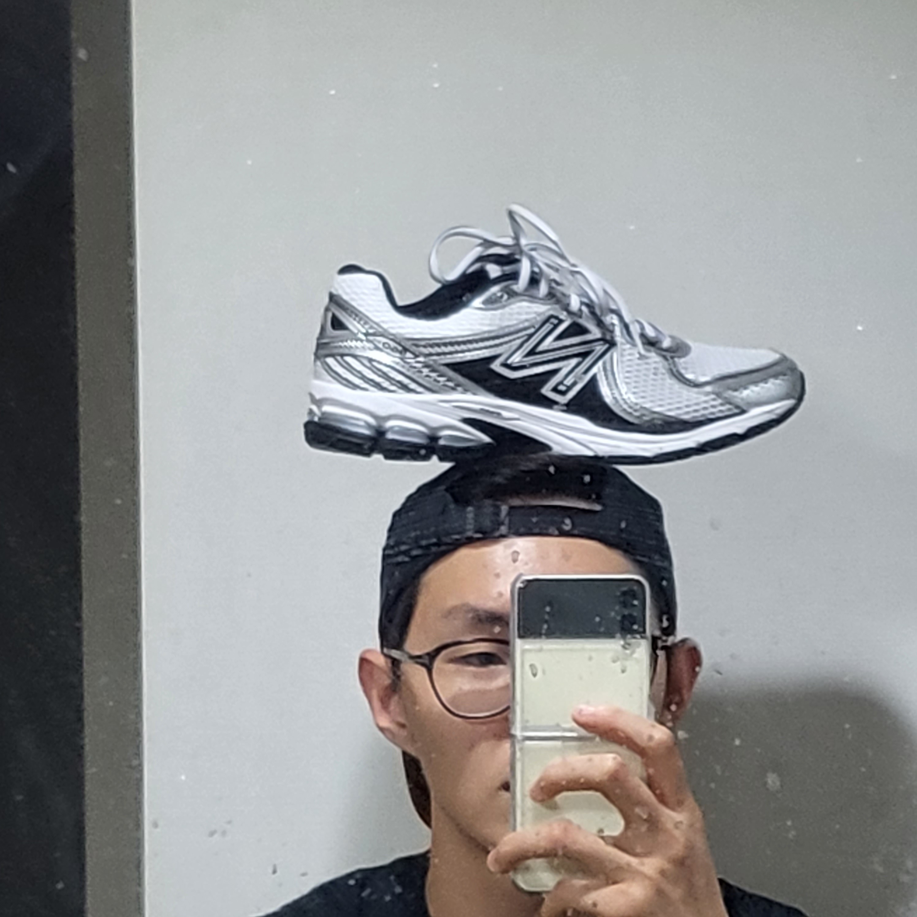 New Balance 860v2 White Black 착용 스타일 - 1