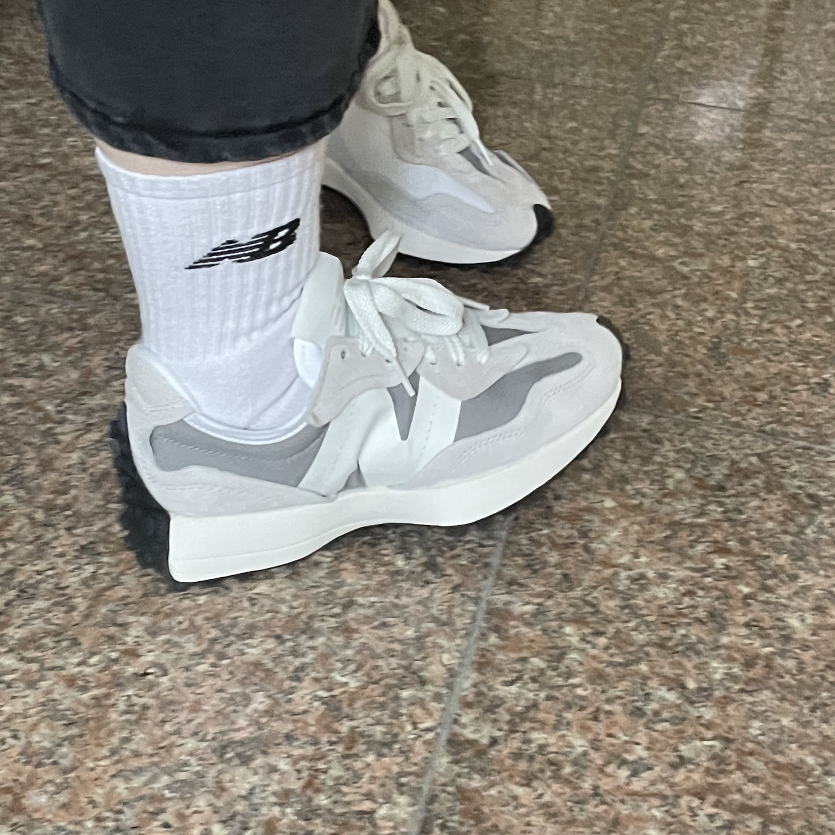 New Balance 327 Grey White 착용 스타일 - 1