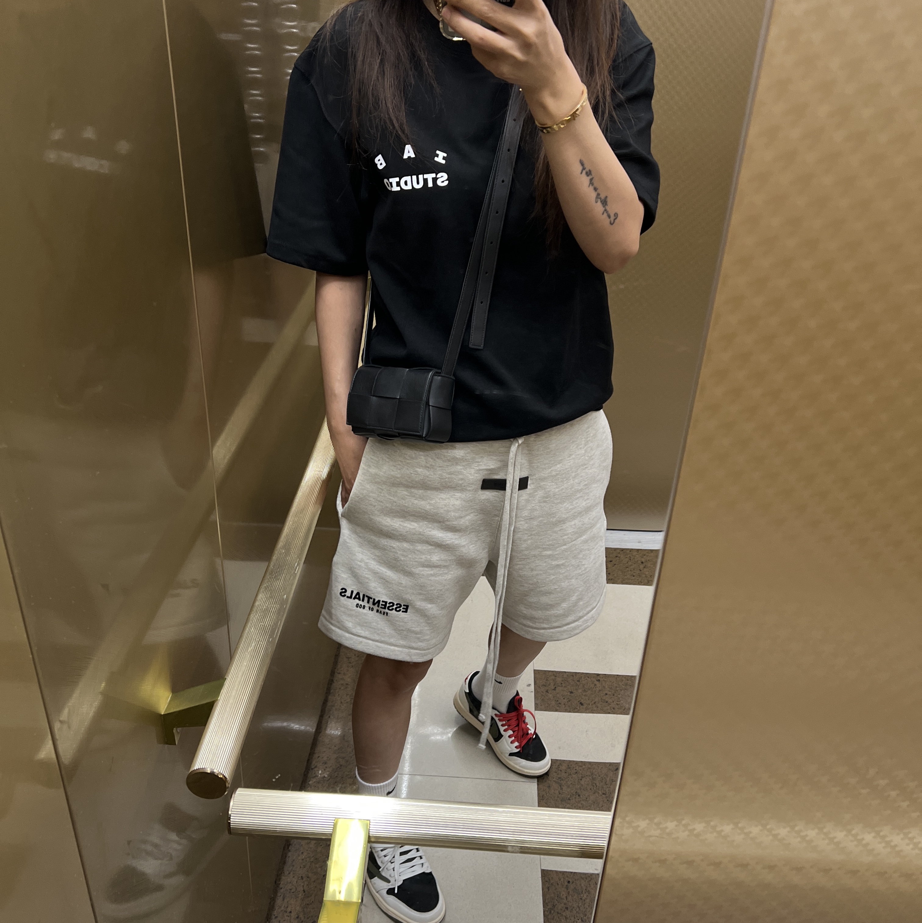IAB Studio 10th Anniversary T-Shirt Black, Essentials The Core Collection Sweatshorts Light Oatmeal 착용 스타일