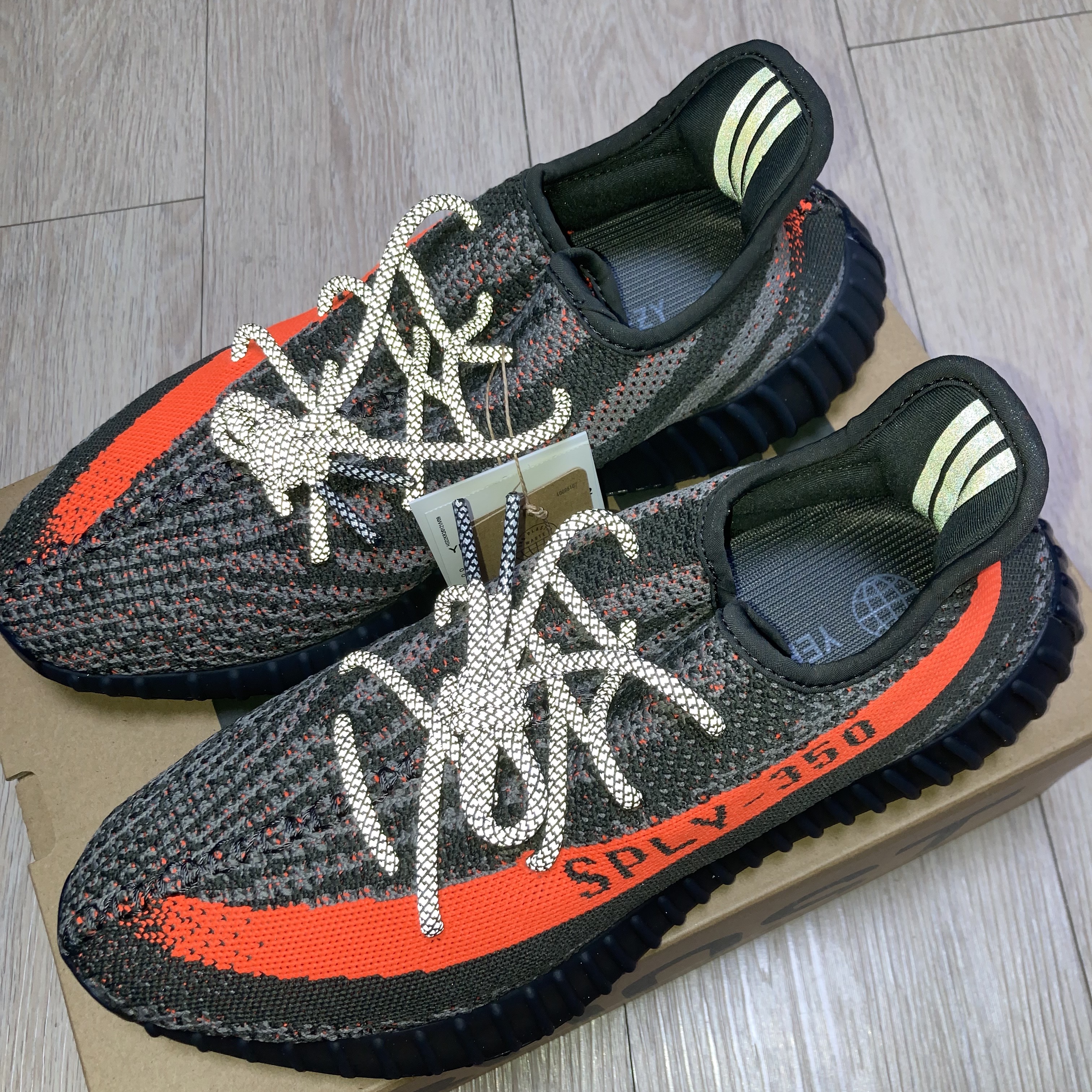 Adidas Yeezy Boost 350 V2 Carbon Beluga 착용 스타일