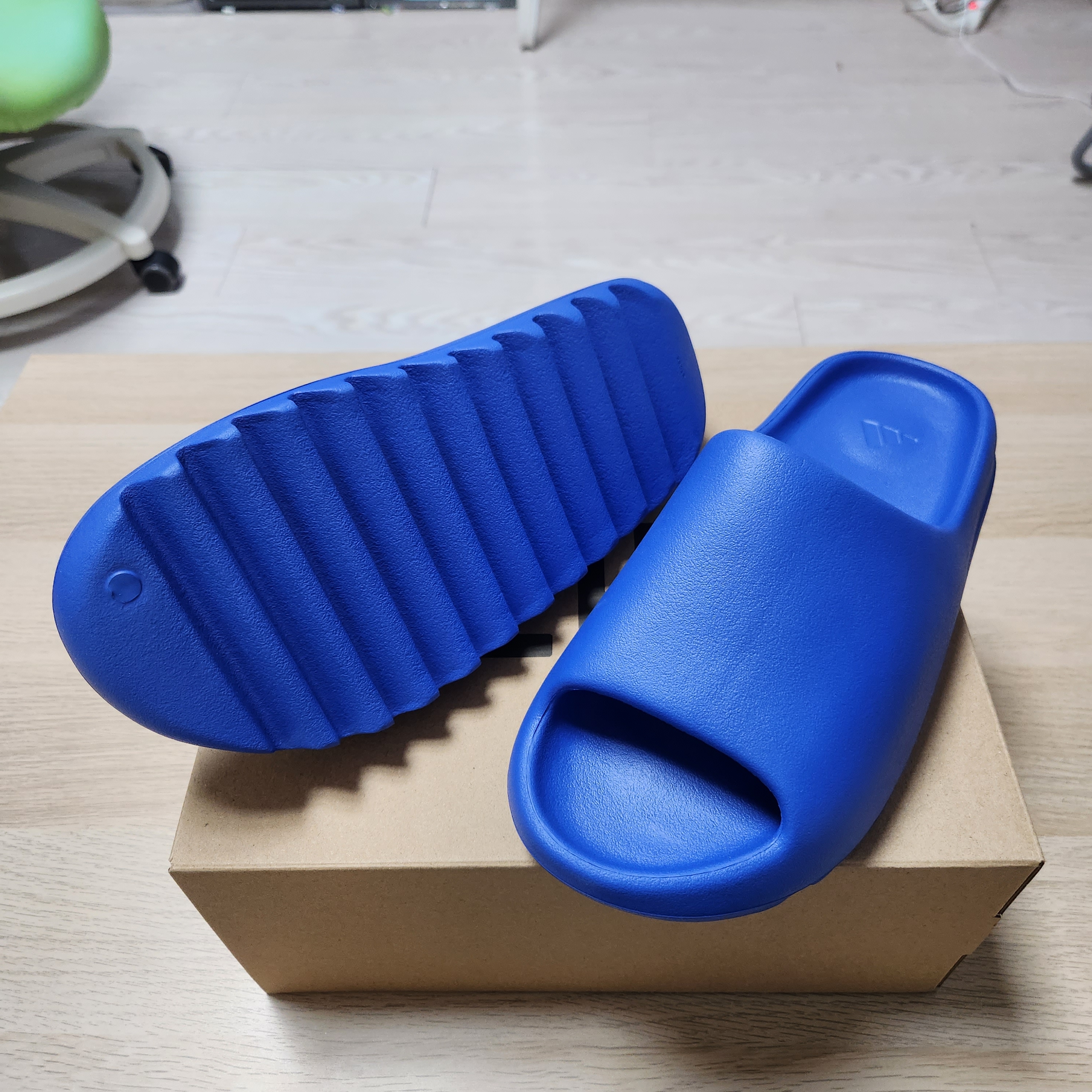 Adidas Yeezy Slide Azure 착용 스타일 - 5