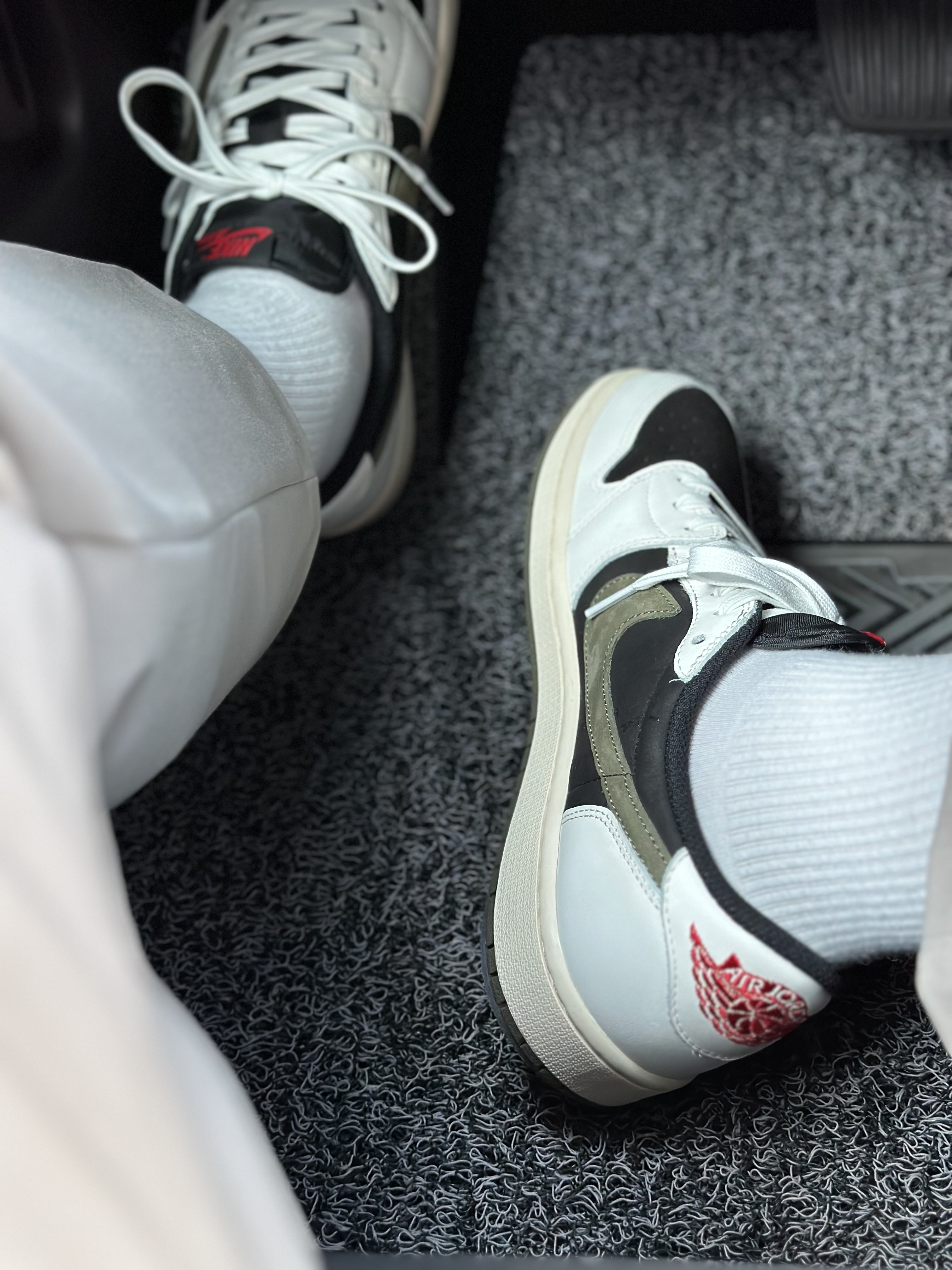 (W) Jordan 1 x Travis Scott Retro Low OG SP Medium Olive 착용 스타일